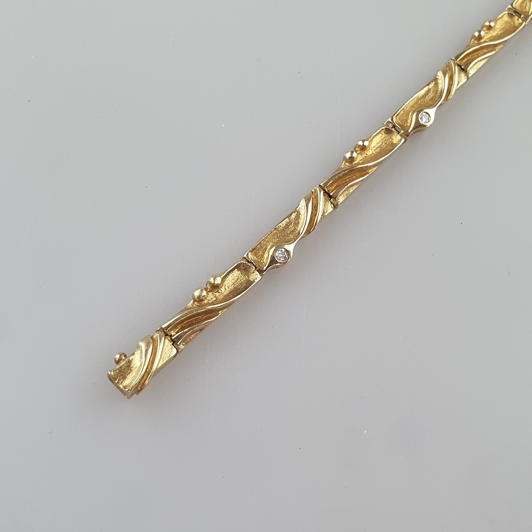 Gliederarmband mit Diamanten - Gelbgold 585/000 (14K), gestempelt / geprüft, 9 längliche Glieder mi - Image 2 of 4