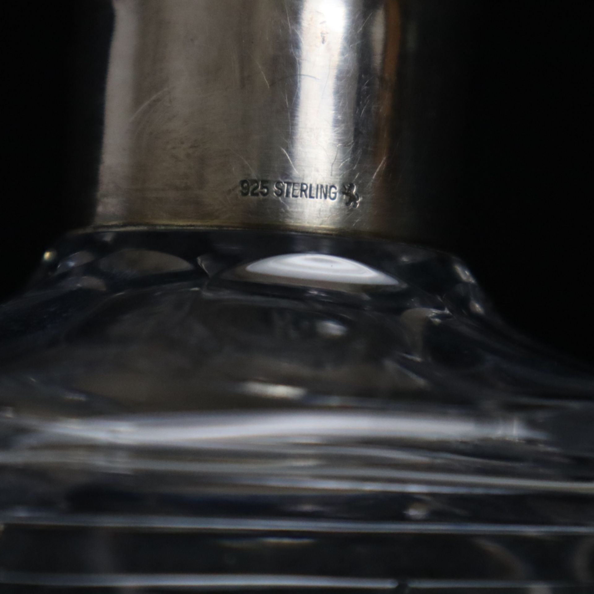 Whiskykaraffe mit Silbermontur -20. Jh., dickwandiges Klarglas mit Schäl-, Kugel- und Kehlschliff,  - Bild 7 aus 7