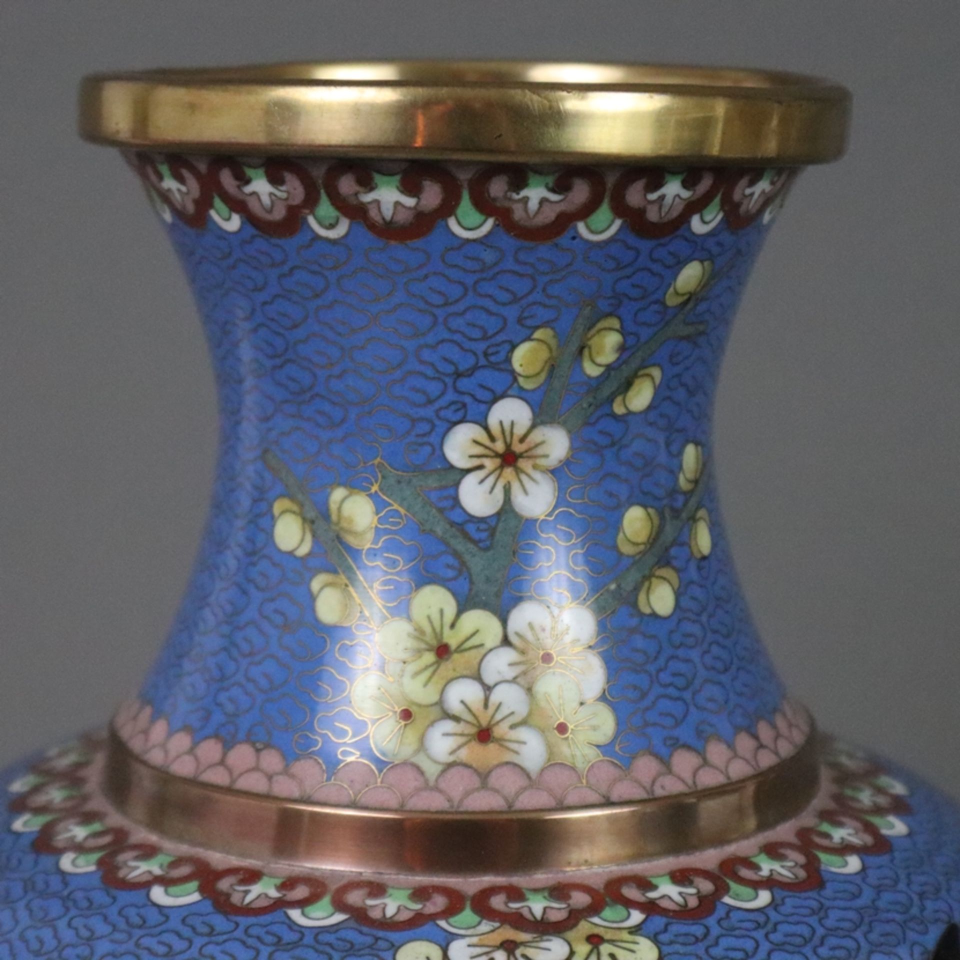 Paar Cloisonné-Vasen - China, umlaufend mit Elstern und Schmetterlingen auf blühenden Baumzweigen ü - Bild 3 aus 11