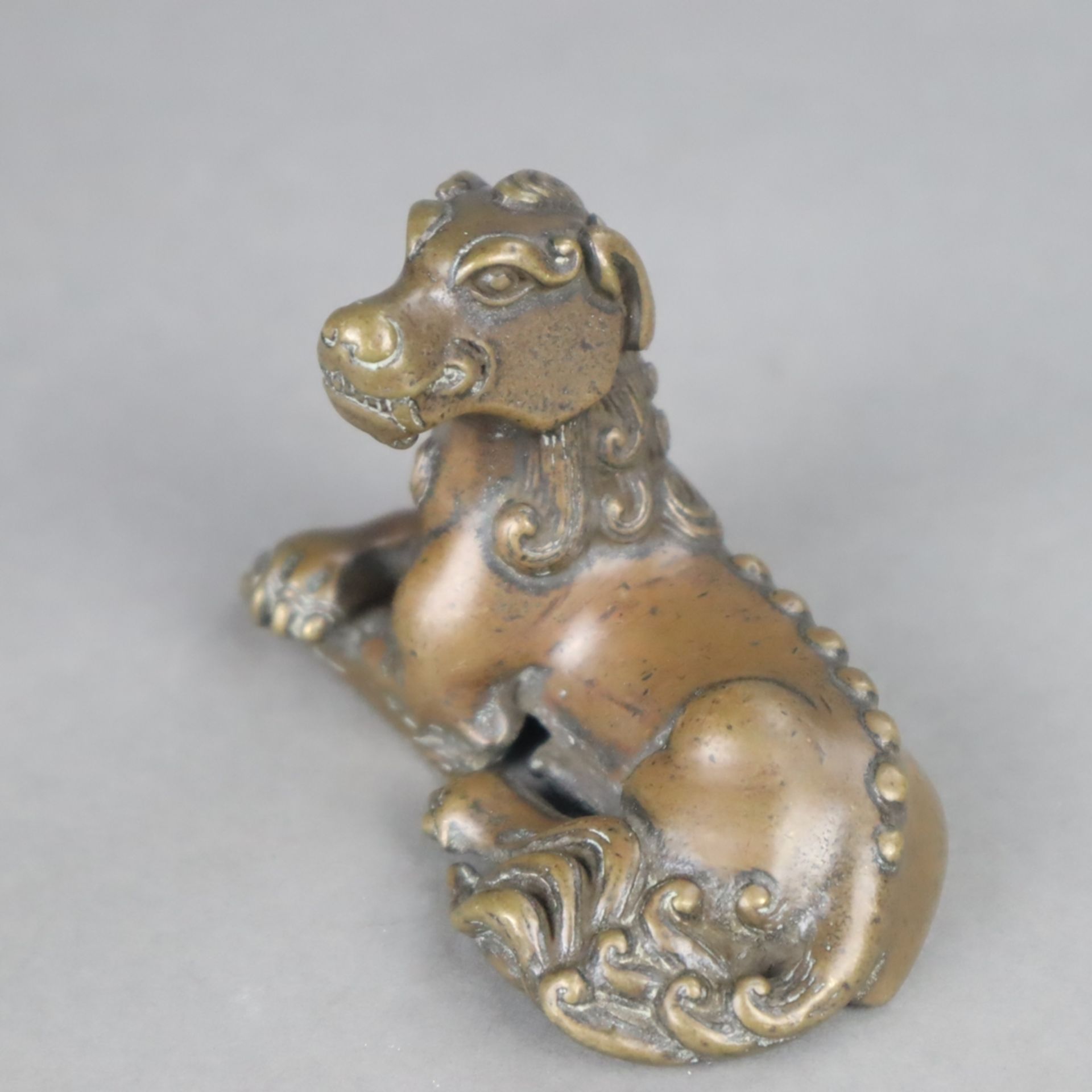 Fabelwesen "Qilin" / Paperweight - Bronze, braun patiniert, überaus detailreiche Ausführung in ents