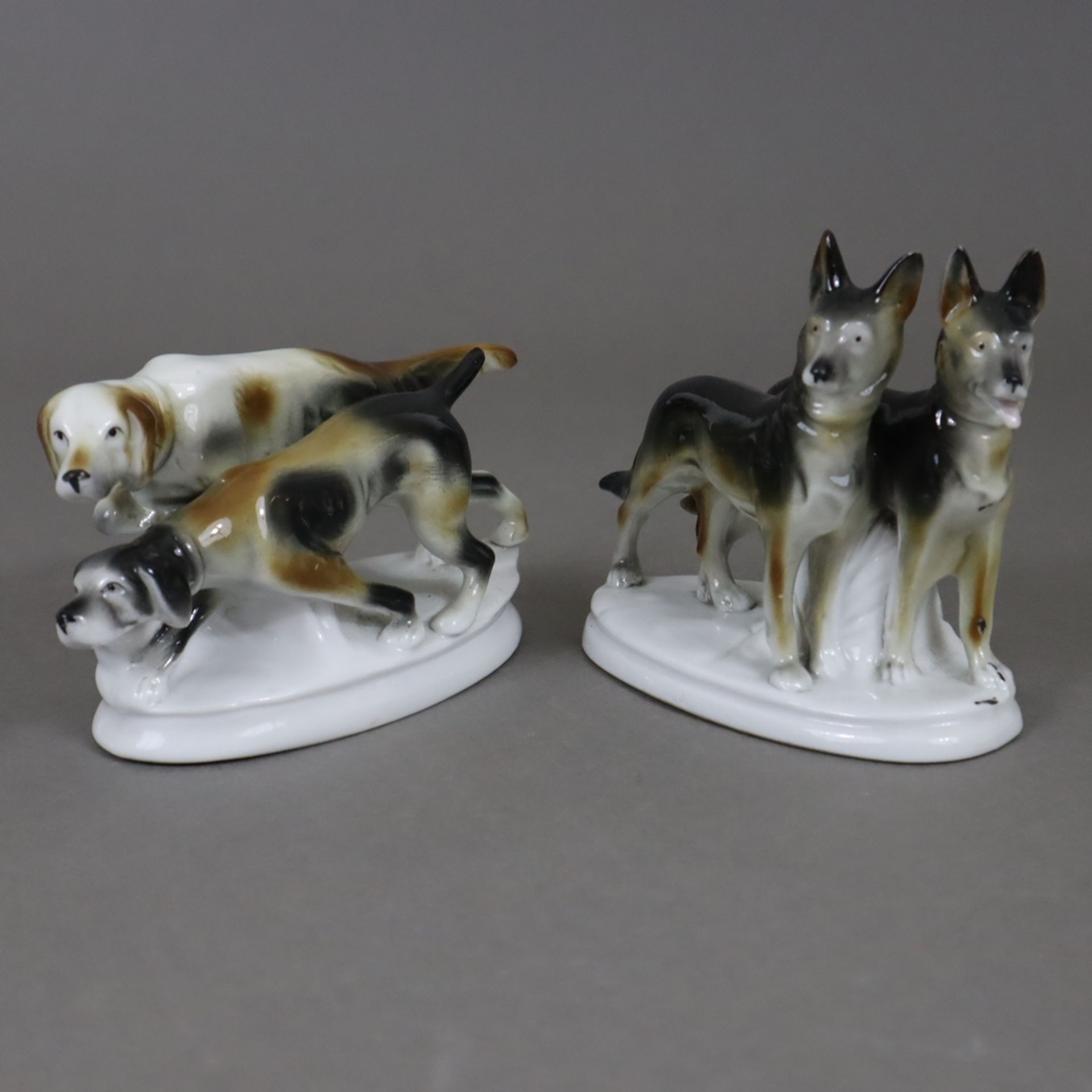 Zwei Figurengruppen Hundepaare - Carl Scheidig, Gräfenthal, Porzellan, farbig bemalt, 1x Paar Schäf