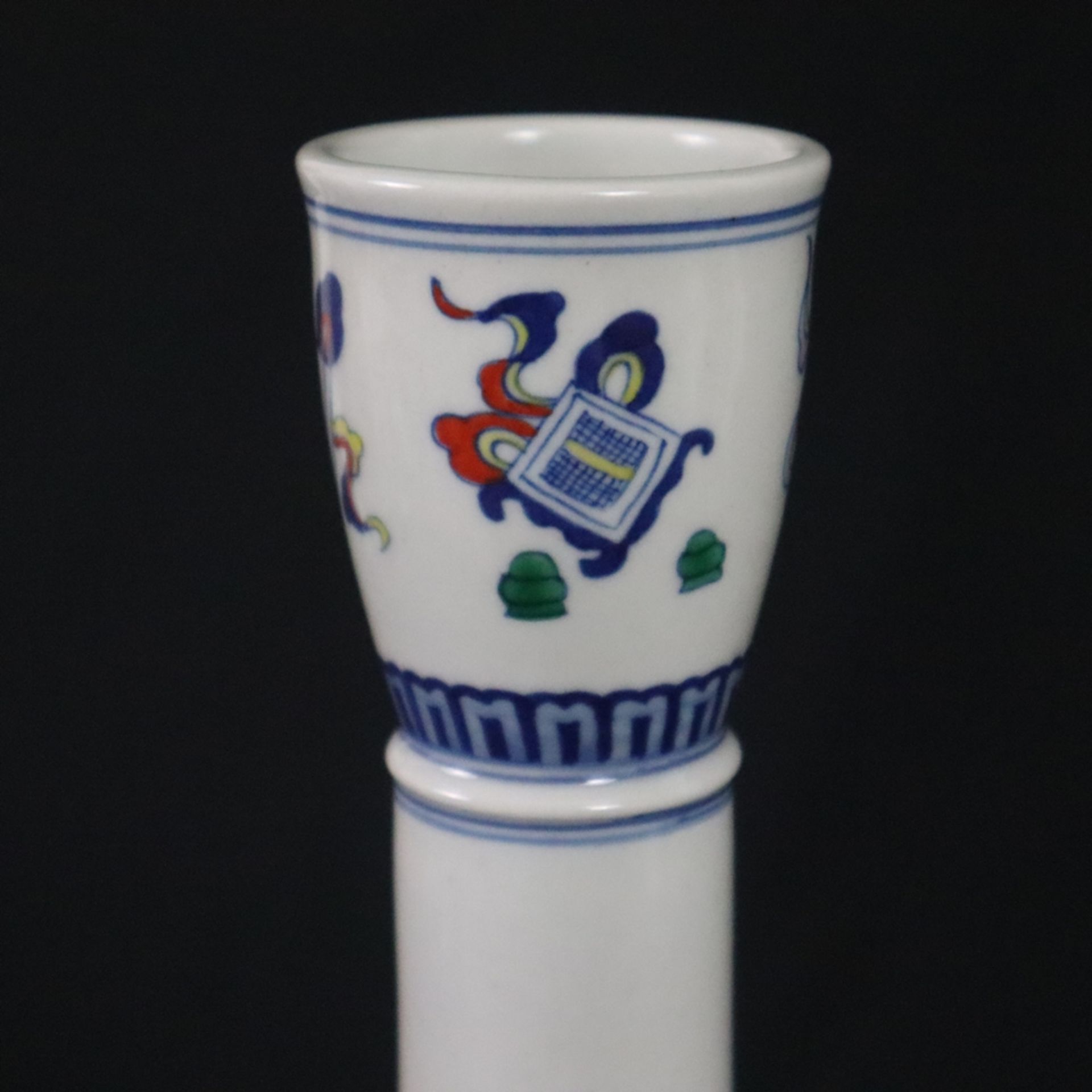 Drachenvase - China 20.Jh., Porzellan, über Standring birnförmige mit langem Hals und leicht einges - Bild 2 aus 10