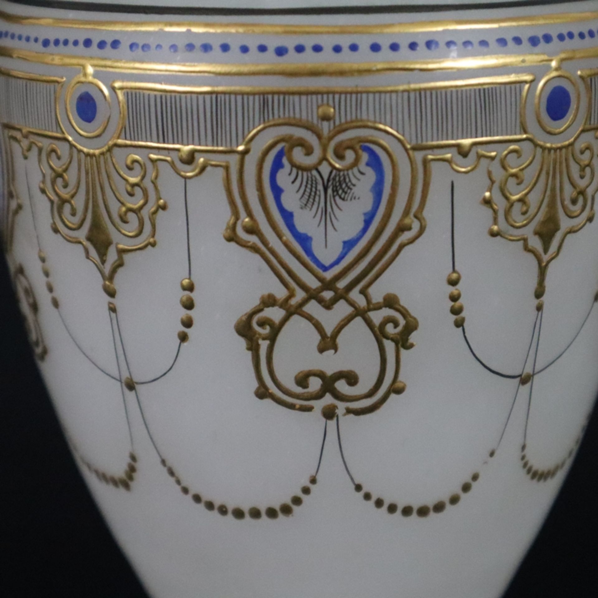 Vase - Böhmen, Ende 19. Jh./um 1900, opakweißes Glas, balusterförmiger Korpus mit gezacktem Lippenr - Bild 6 aus 9