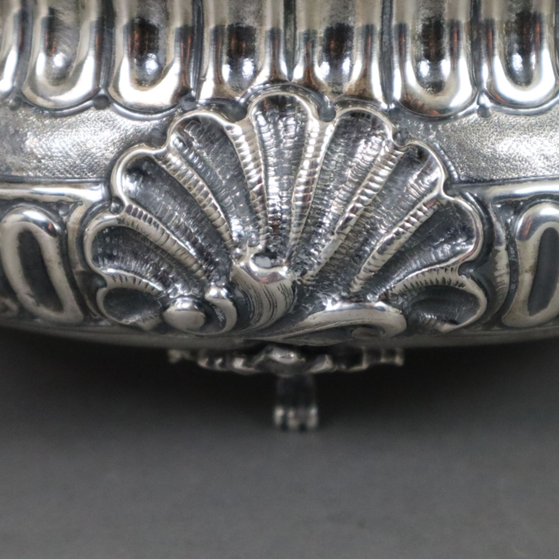 Deckelterrine - 800er Silber, godronierte runde Terrine auf vier Füßen mit zwei seitlichen Handhabe - Bild 5 aus 9