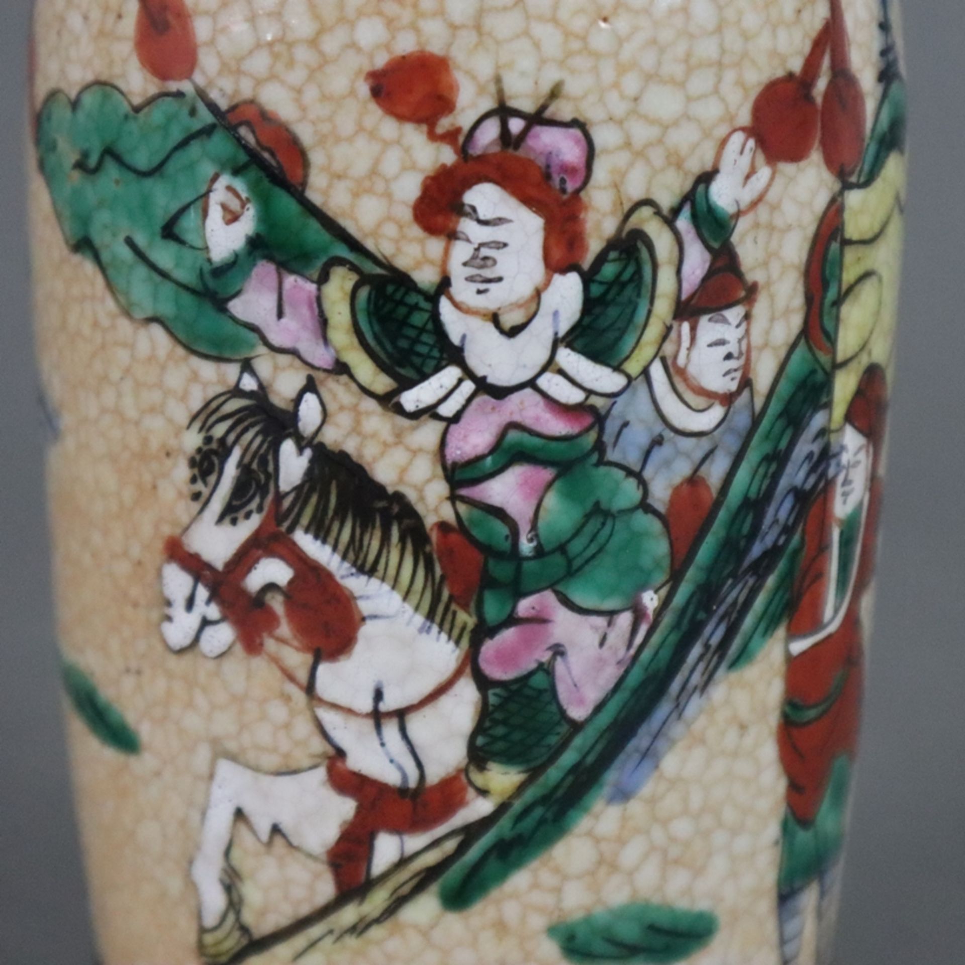 Balustervase - China, helle Glasur mit feinem bräunlichem Craquelé, polychrome Emailbemalung mit me - Bild 6 aus 10