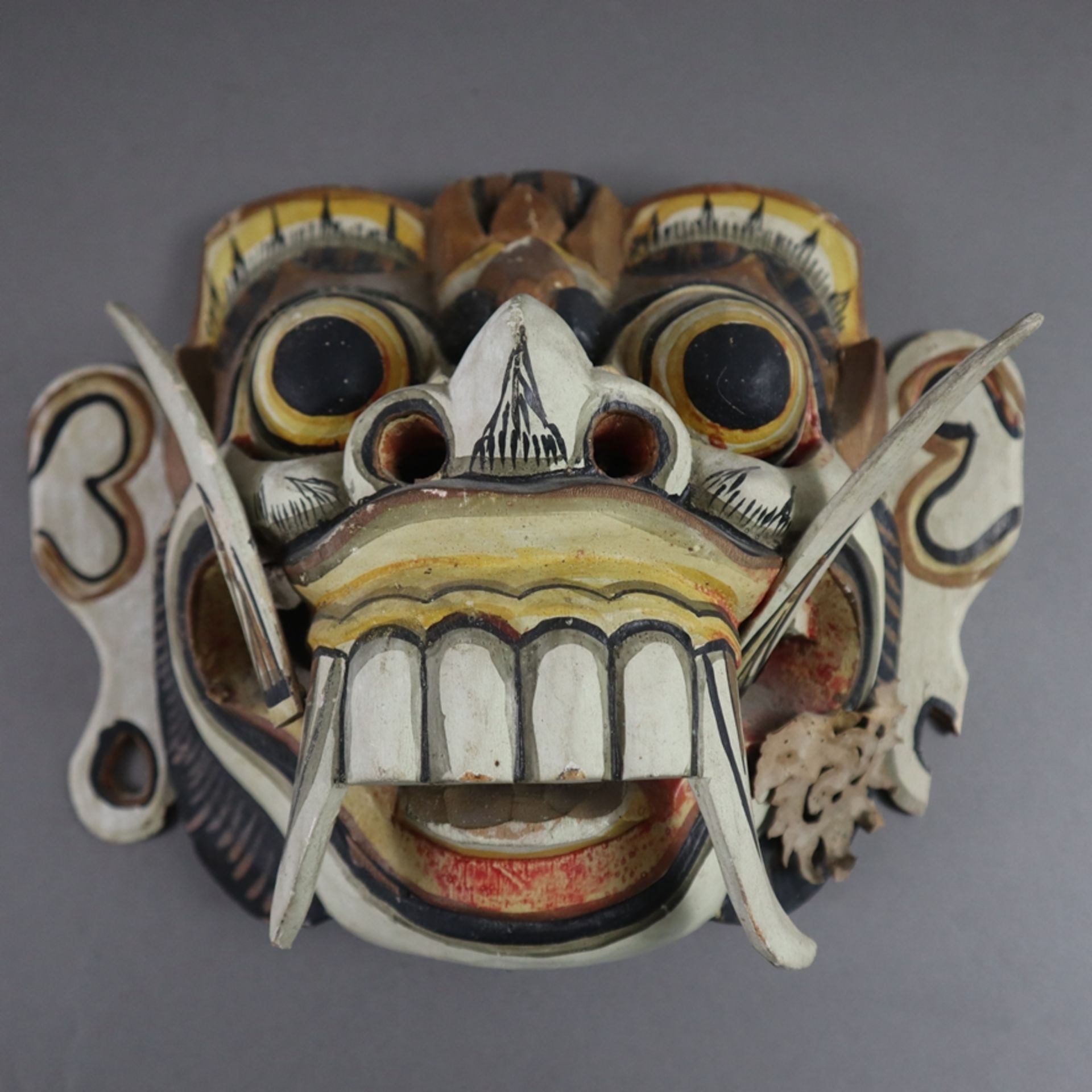 Konvolut von acht Masken - Indonesien, Holzmasken mit buntem Dekor, verschiedene Motive, Ausführung - Bild 4 aus 9
