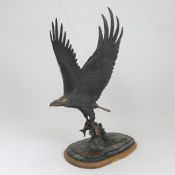 Seeadler mit Beute - Bronze, partiell goldbraune Patina, naturgetreue Ausformung eines Seeadlers, d