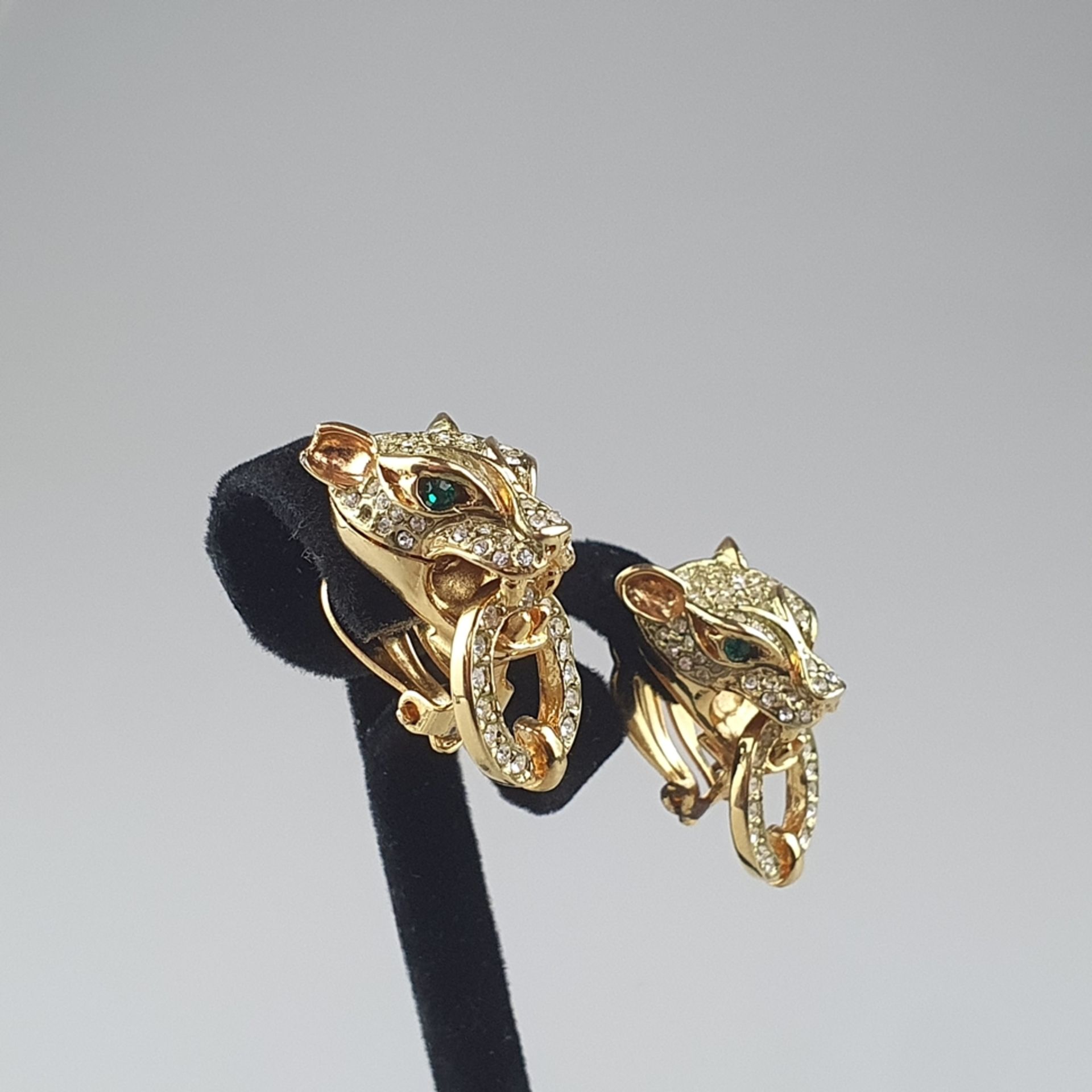 Ein Paar Vintage-Ohrclips - Metall vergoldet, in Gestalt vollrunder Pantherköpfe mit beweglichen Ma - Bild 3 aus 5