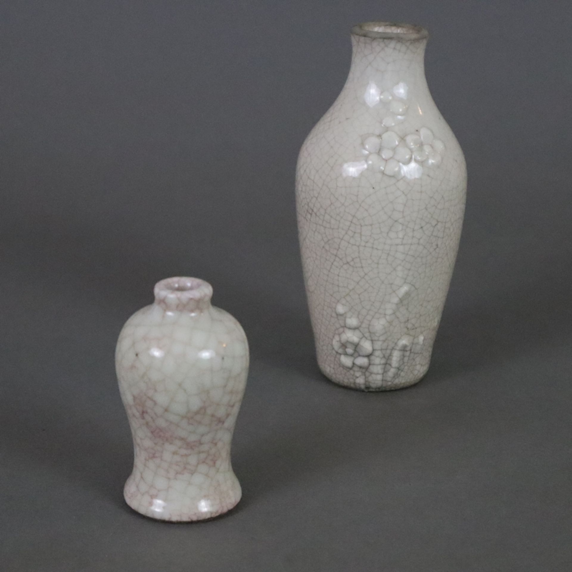 Kleine Flaschenvase und Meiping-Fläschchen - China, helle Craquelé-Glasur im Stil der Ge-Ware, Vase