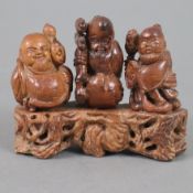 Drei daoistische Unsterbliche auf Natursockel - China, feine Holzschnitzerei, H.ca.9,5 x 11 x 3+ cm