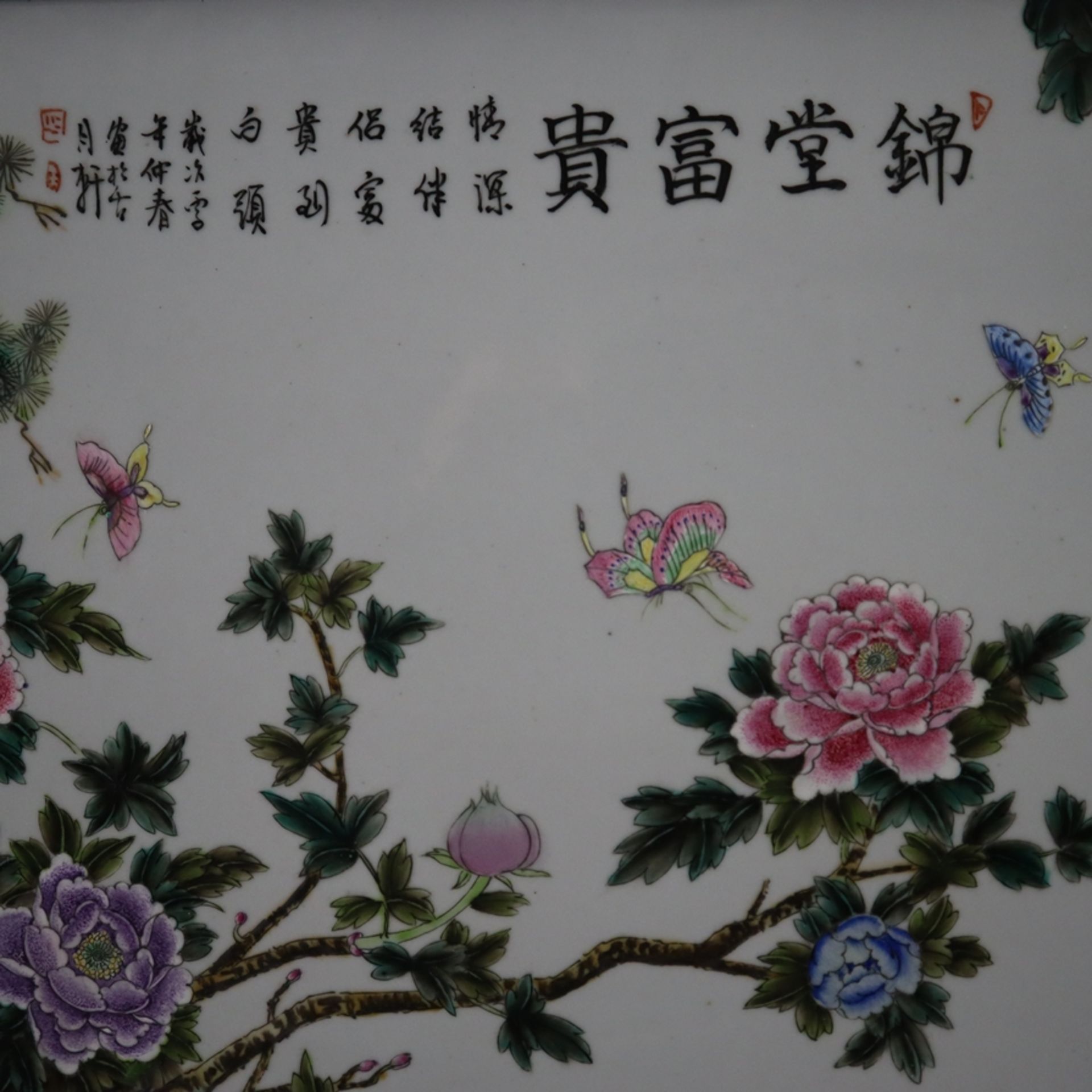 Großes schweres Porzellanbild - China, 20.Jh., Vogelpaare am blühenden Päonienstrauch, umflattert v - Image 4 of 9