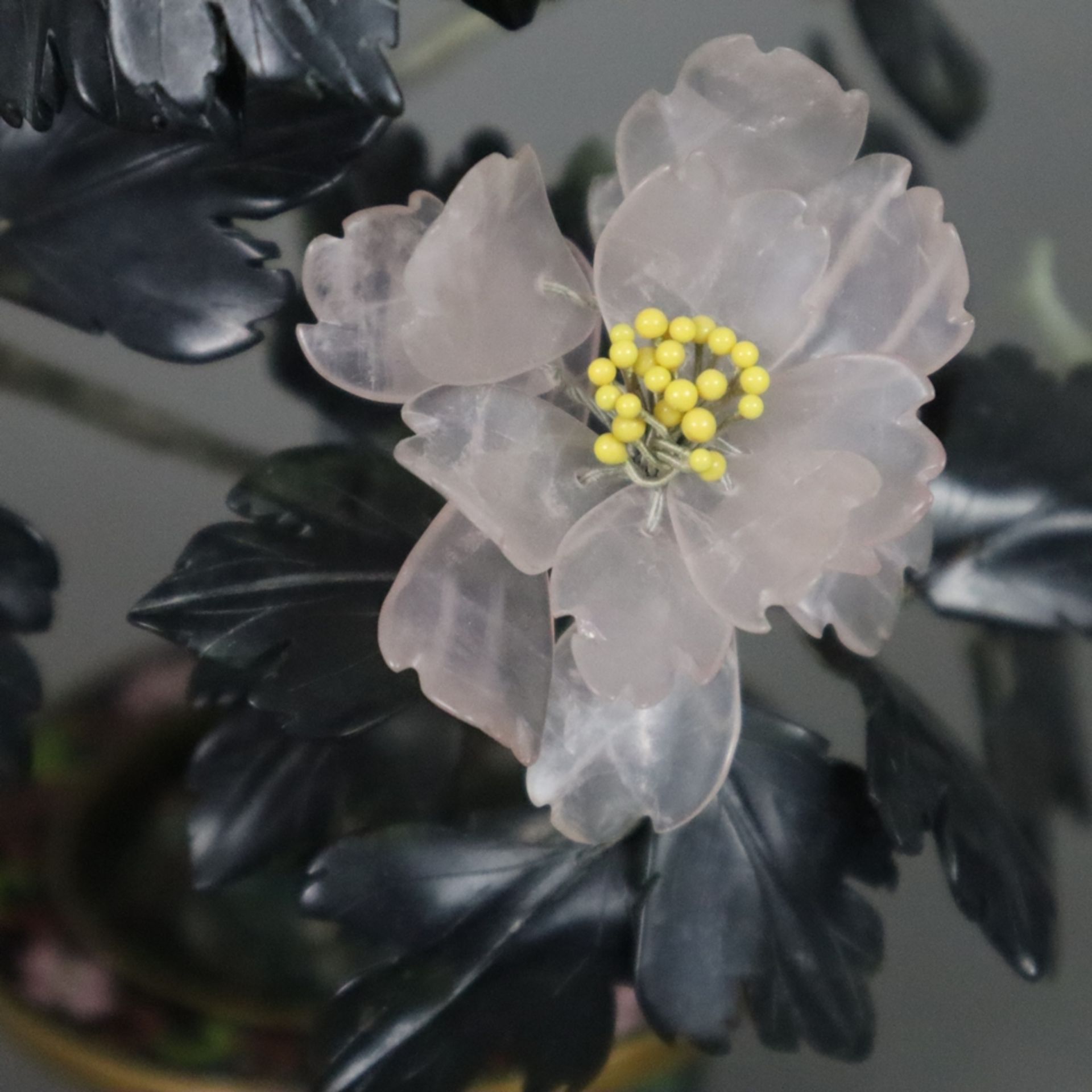 Päonienstrauch in Cloisonné-Cachepot - China, 20 Jh., Blätter aus Nephritjade, Blüten aus verschied - Bild 4 aus 8