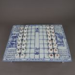 Xiangqi-Brettspiel und 32 Spielsteine (chinesisches Schach) - China 20. Jh., Spielbrett und Steine