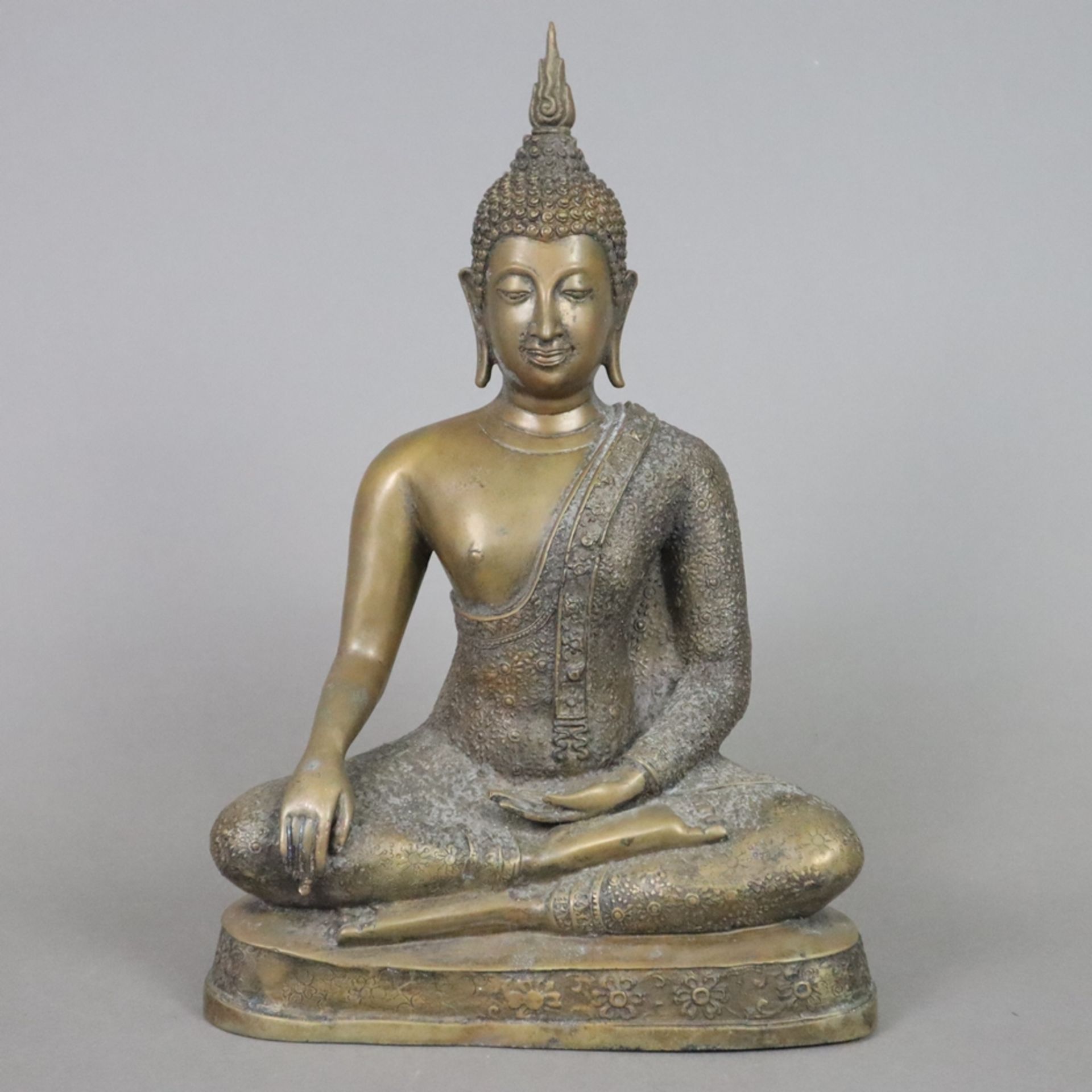 Buddha Maravijaya - Thailand, Bronzelegierung, in sattvasana auf Sockel mit floralem Fries, die rec