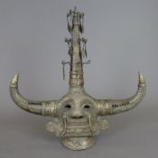 Stark stilisierter Kopf einer dreifach gehörnten Gottheit - Chhattisgarh / Indien, älter, Gelbguss,