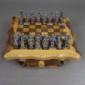Schachspiel - geschweiftes Tropenholz-Spieltischchen auf vier Beinen mit zwei Schubfächern, Blei-Sp