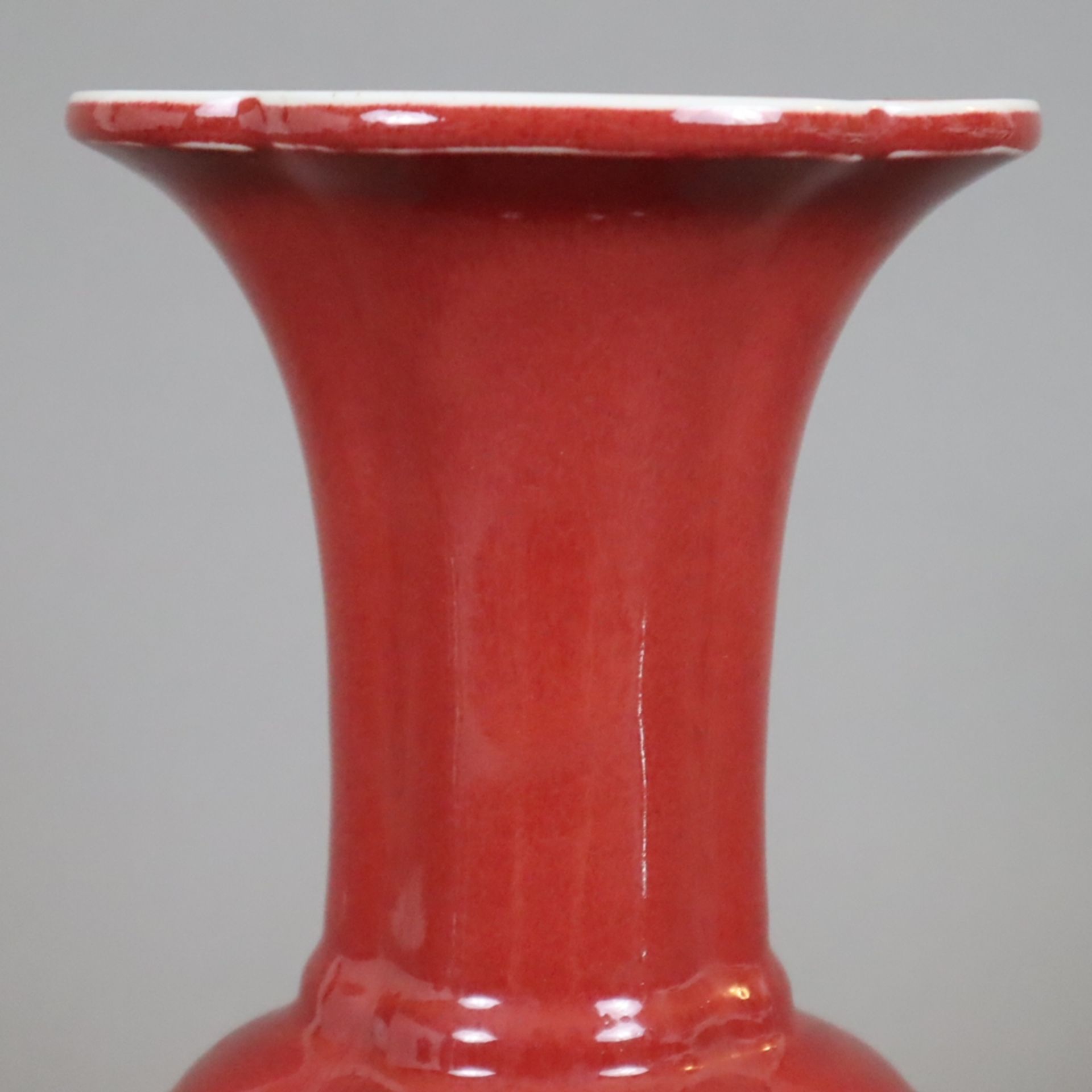 Vase in "Gu" Form - China, 20.Jh., Porzellan mit roter Glasur, seitlich Löwenköpfchen mit Maulringe - Bild 3 aus 7