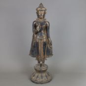 Schwere Buddhafigur im Lopburi-Stil - Thailand, Bronze mit Resten der Goldlackfassung, auf einem sc