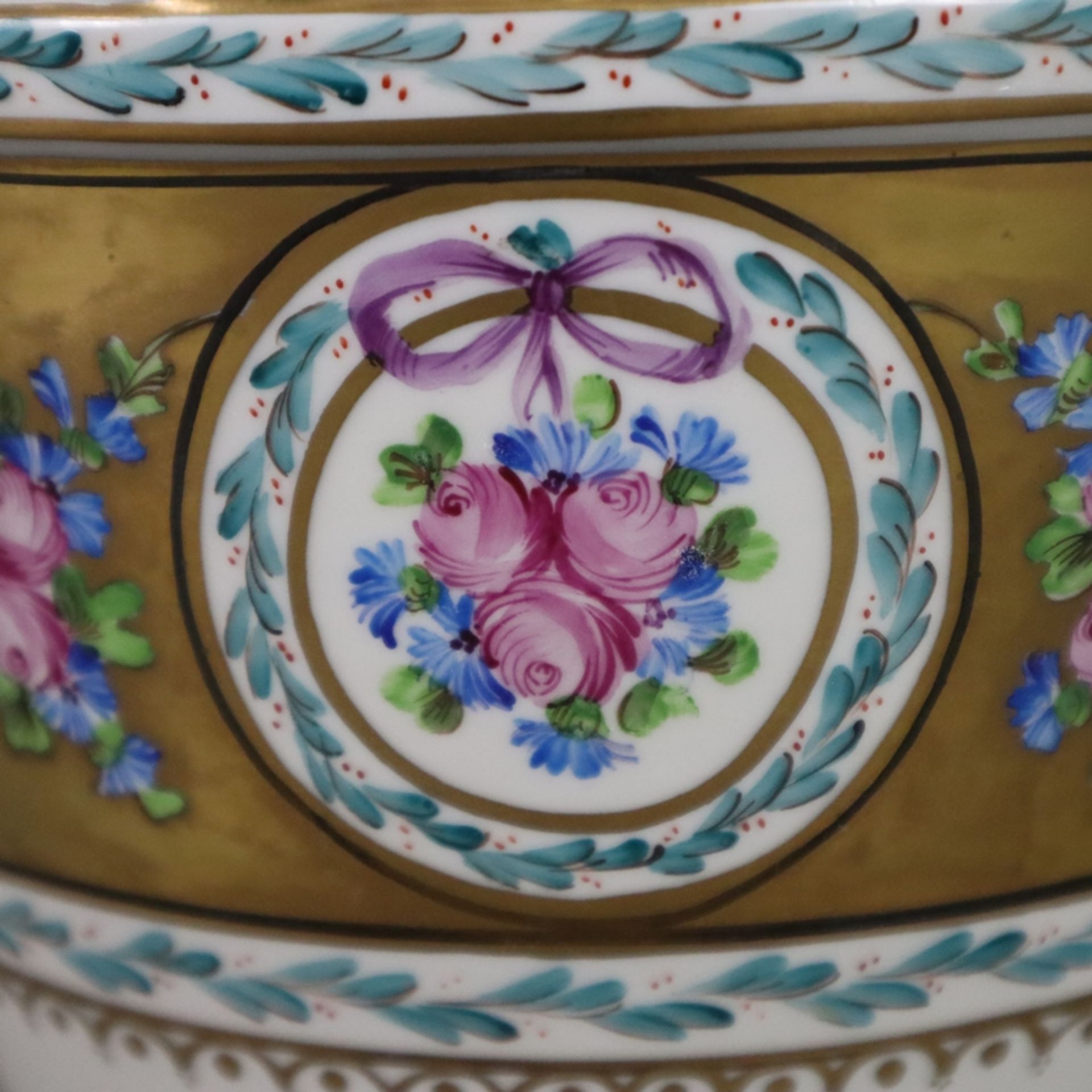 Übertopf/Cachepot - Potschappel, Dresden, 20. Jh., Porzellan, polychrom bemalt mit Blumendekor, gol - Image 3 of 7