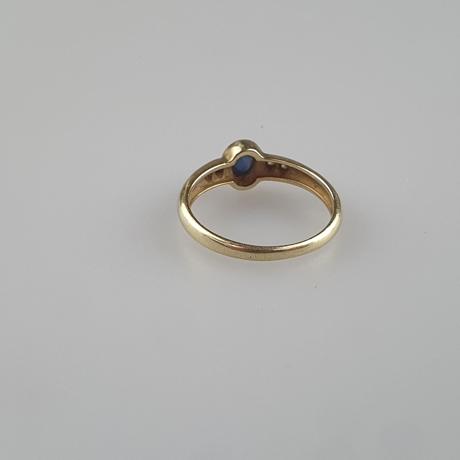 Saphirring mit Diamantbesatz - Gelbgold 585/000 (14K), moderne Fassung mit abgerundeten Kanten, mit - Bild 3 aus 4