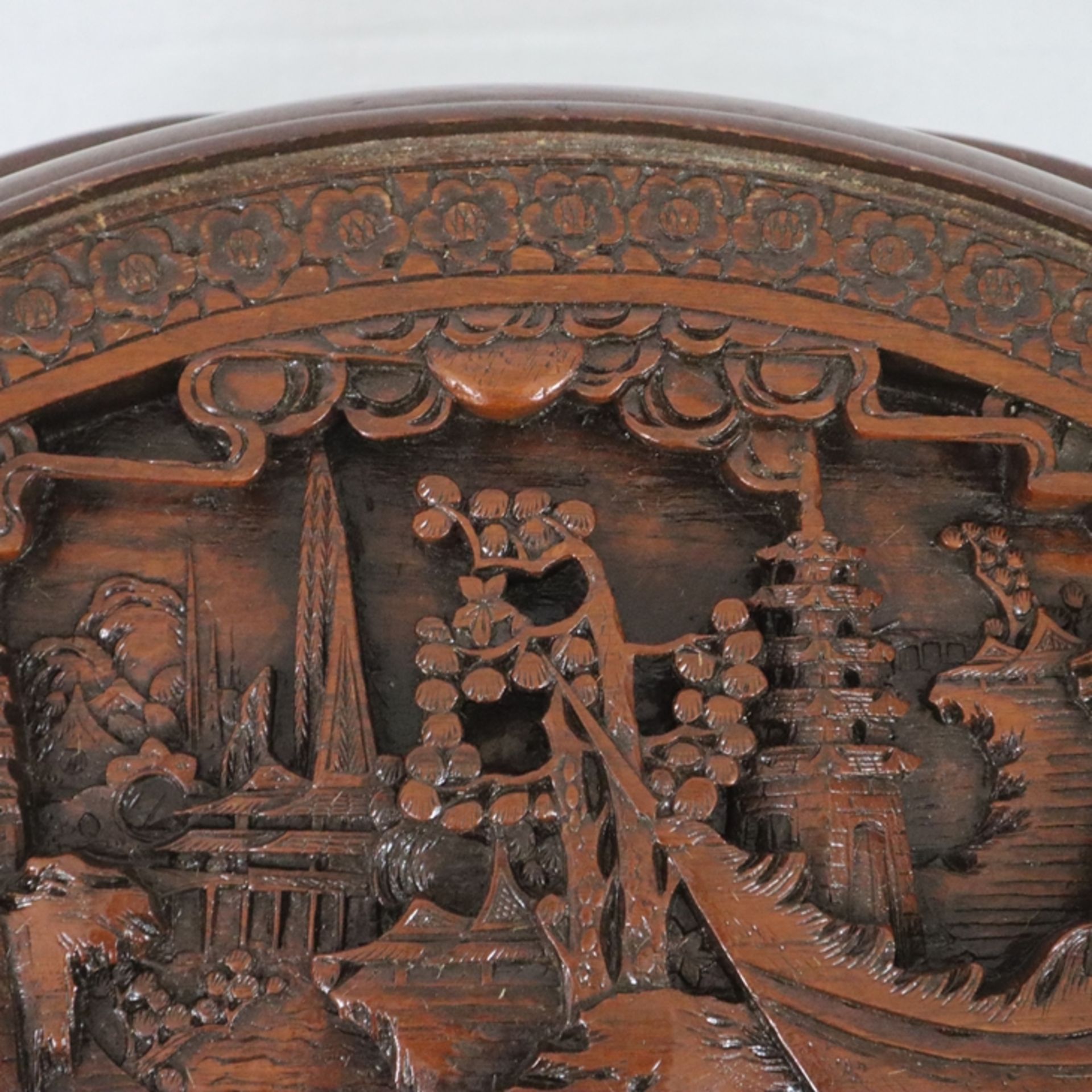 Teetisch mit Hockern - China, 20. Jh., Holz, runder Tisch, Platte geschnitzt mit mehrfiguriger Krie - Image 8 of 13
