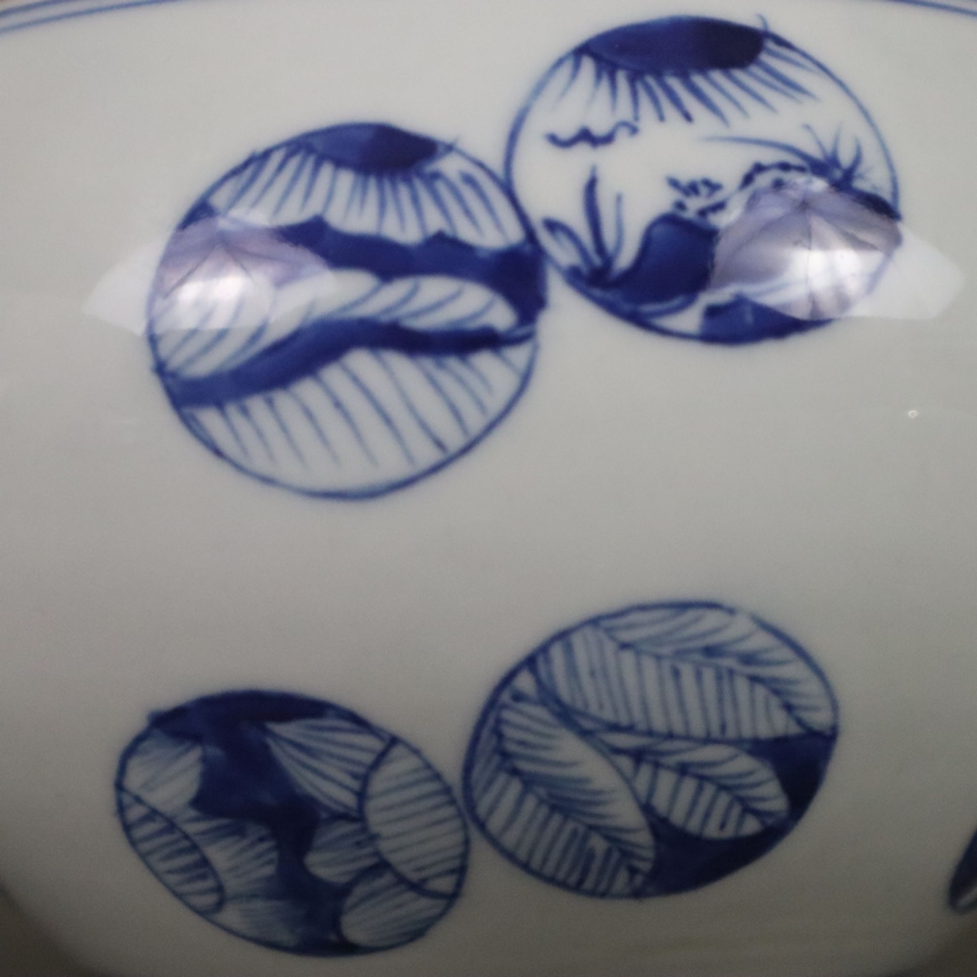 Deckeldose - Porzellan mit unterglasurblauem Dekor mit Mon-Motiven im japanischen Stil, gebauchte W - Bild 5 aus 6