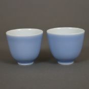 Ein Paar kleine Koppchen - China, 20.Jh., Porzellan außen himmelblau glasiert, innen transparent, l