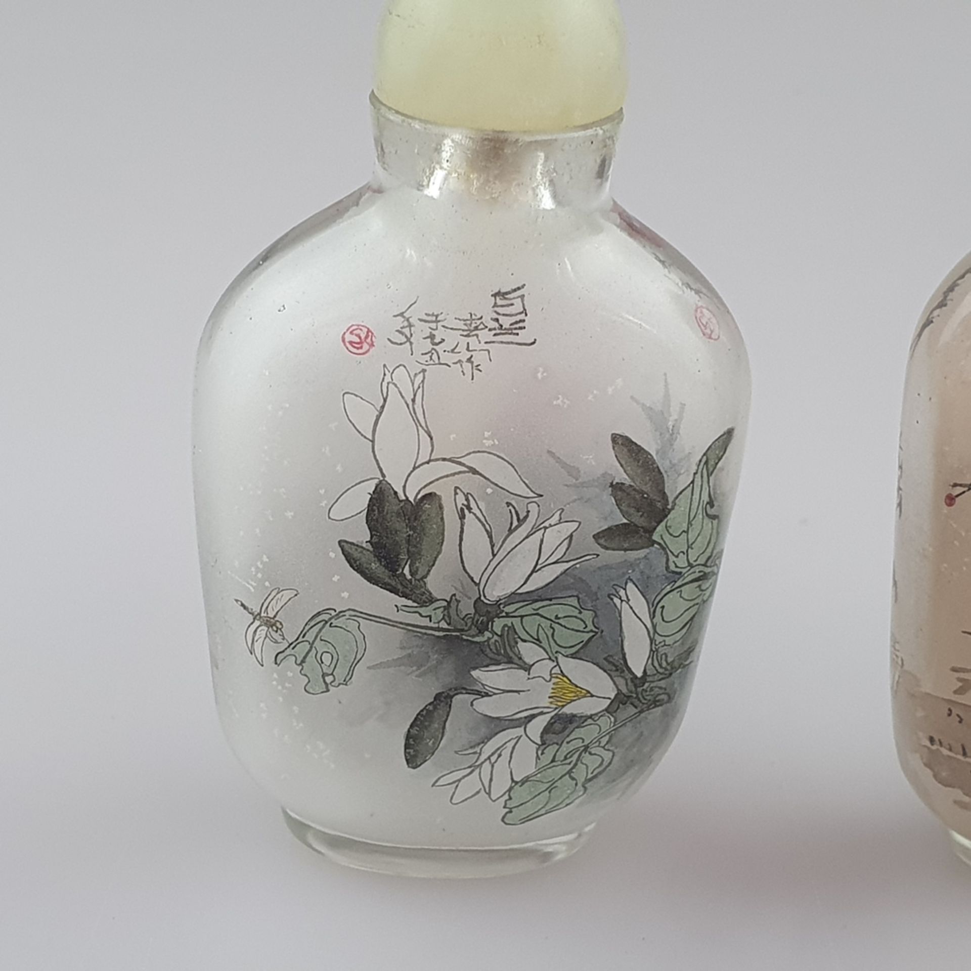 Zwei Snuffbottles - China, 20. Jh., abgeflachte Rouleau-Glaswandungen, beidseitige sehr feine Innen - Image 2 of 5