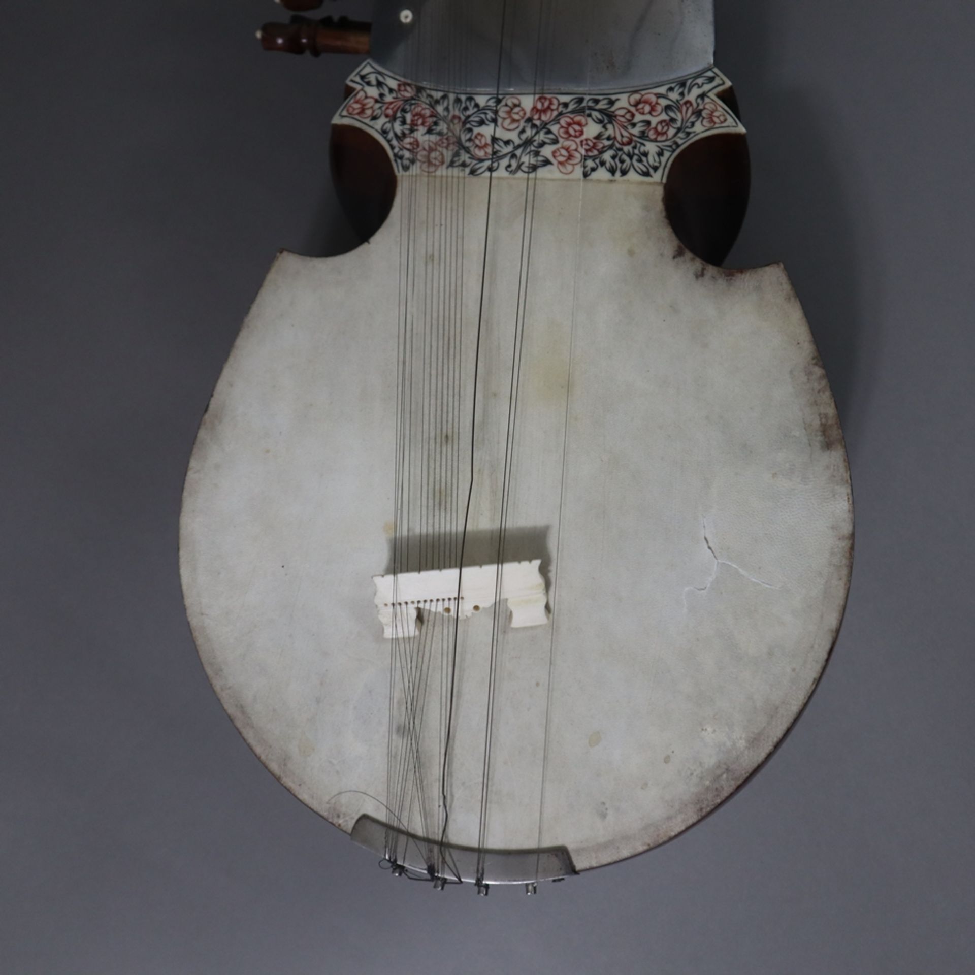 Indisches Saiteninstrument - sog. Sarod, 20. Jh., taillierter bauchiger Holzkorpus mit floral bemal - Image 6 of 9