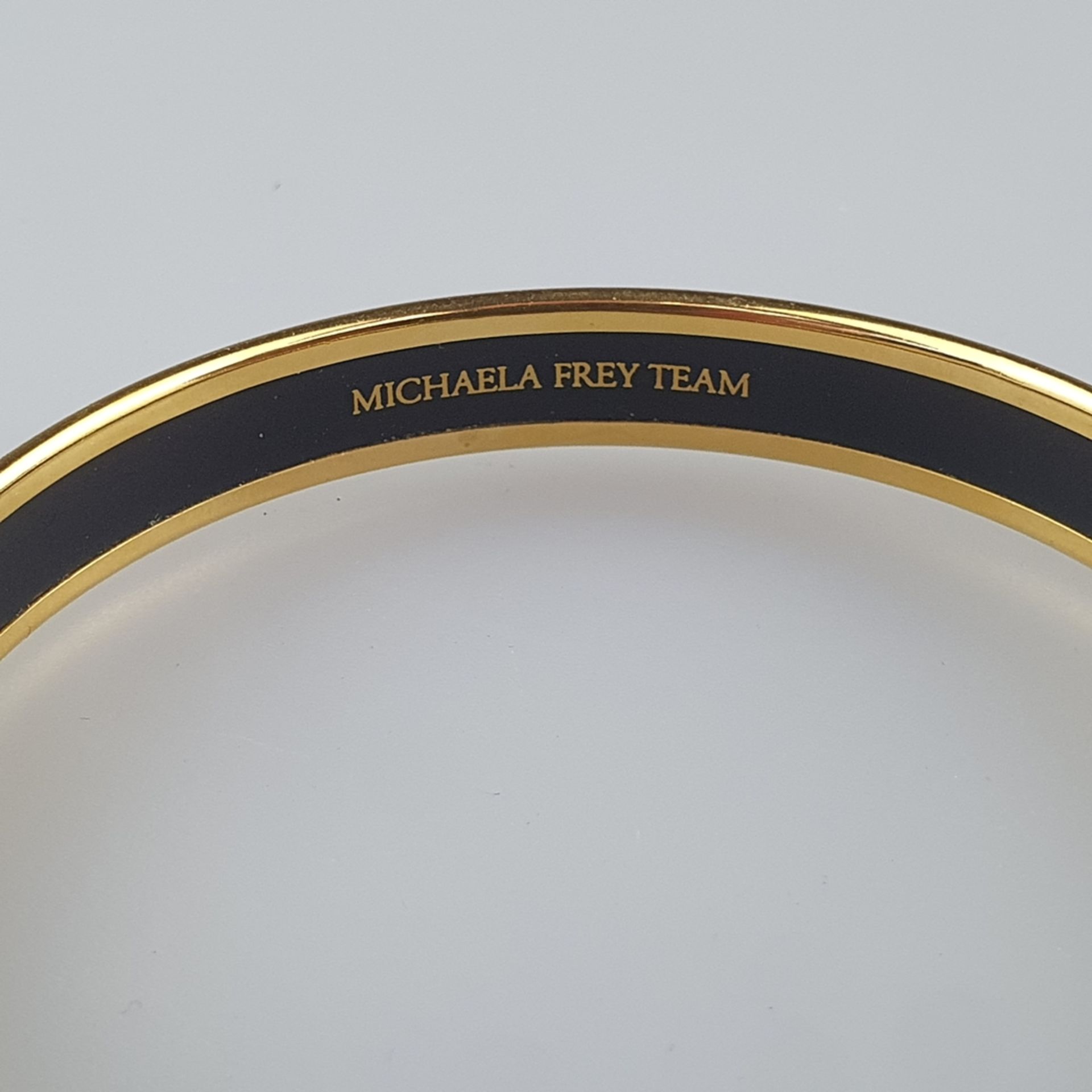 Vintage-Armreif - Michaela Frey Team, goldfarbenes Metall, rundum Emailarbeit mit bunten Schmetterl - Bild 5 aus 6