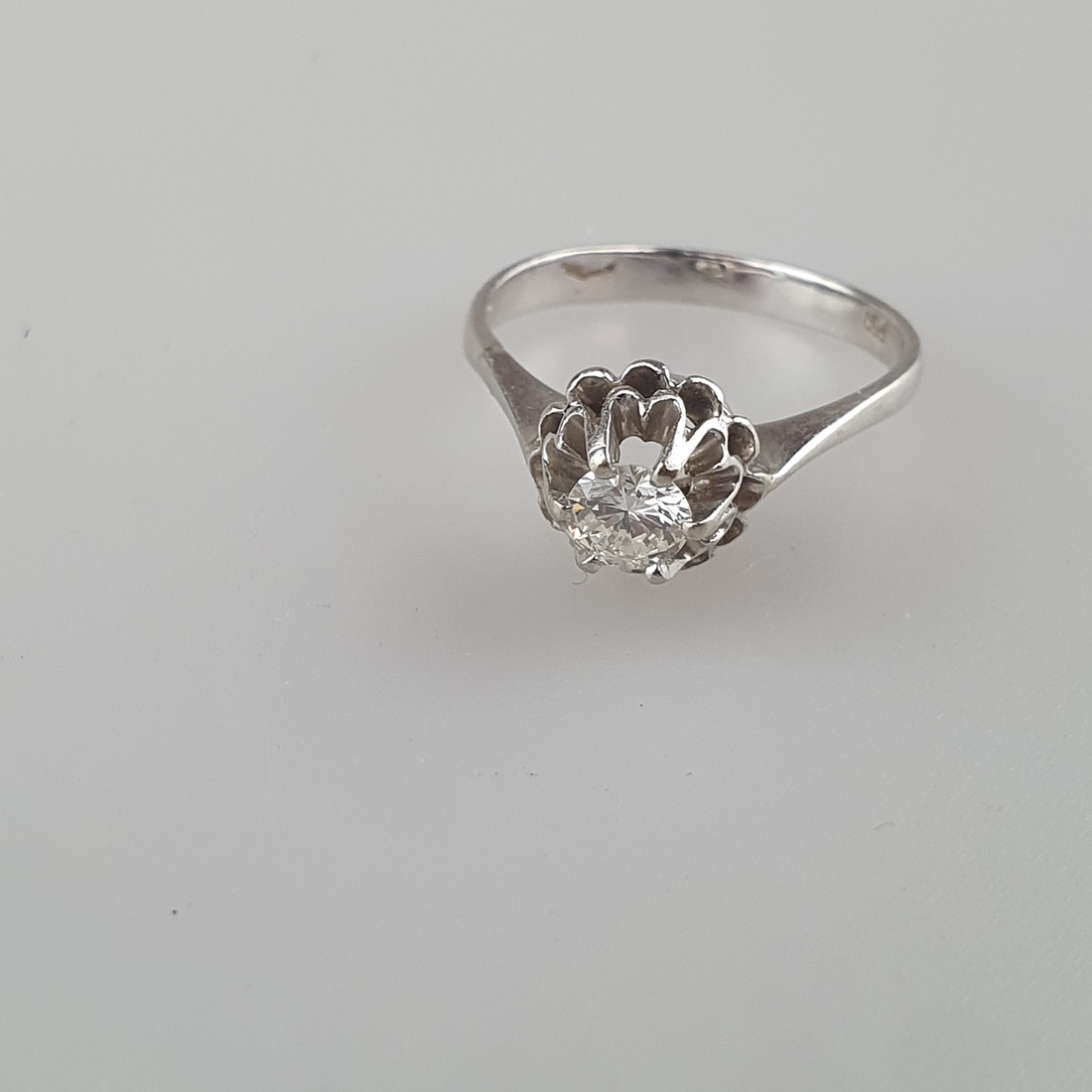 Diamantring - Gelbgold 750/000 (18 K), gestempelt, als Blüte gearbeiteter Ringkopf besetzt mit 1 Br - Image 3 of 6