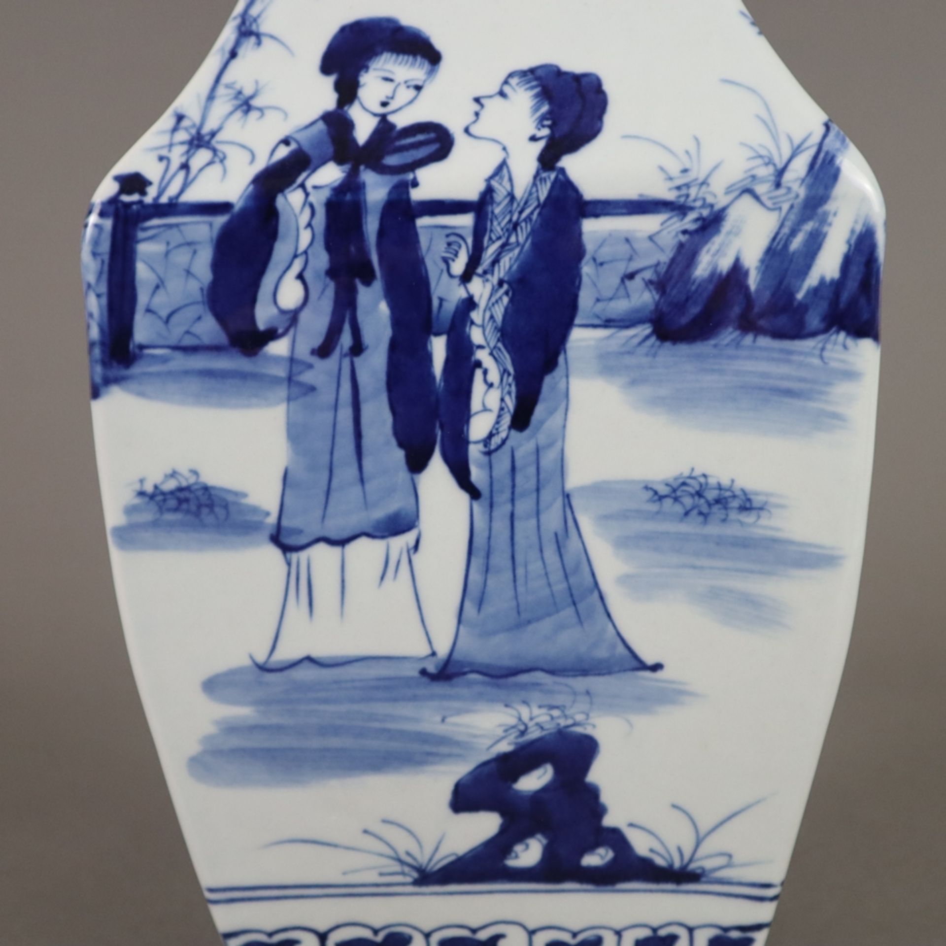 Dreiecksvase - China, allseits dekoriert in Unterglasurblau, Wandung mit von Ornamentborten gerahmt - Bild 6 aus 9