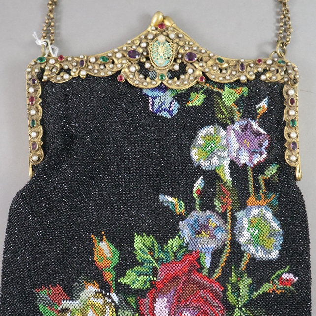 Jugendstil-Damentasche - um 1900/1910, beidseitige florale Perlenstickerei, vergoldeter Bügel schau - Image 2 of 10