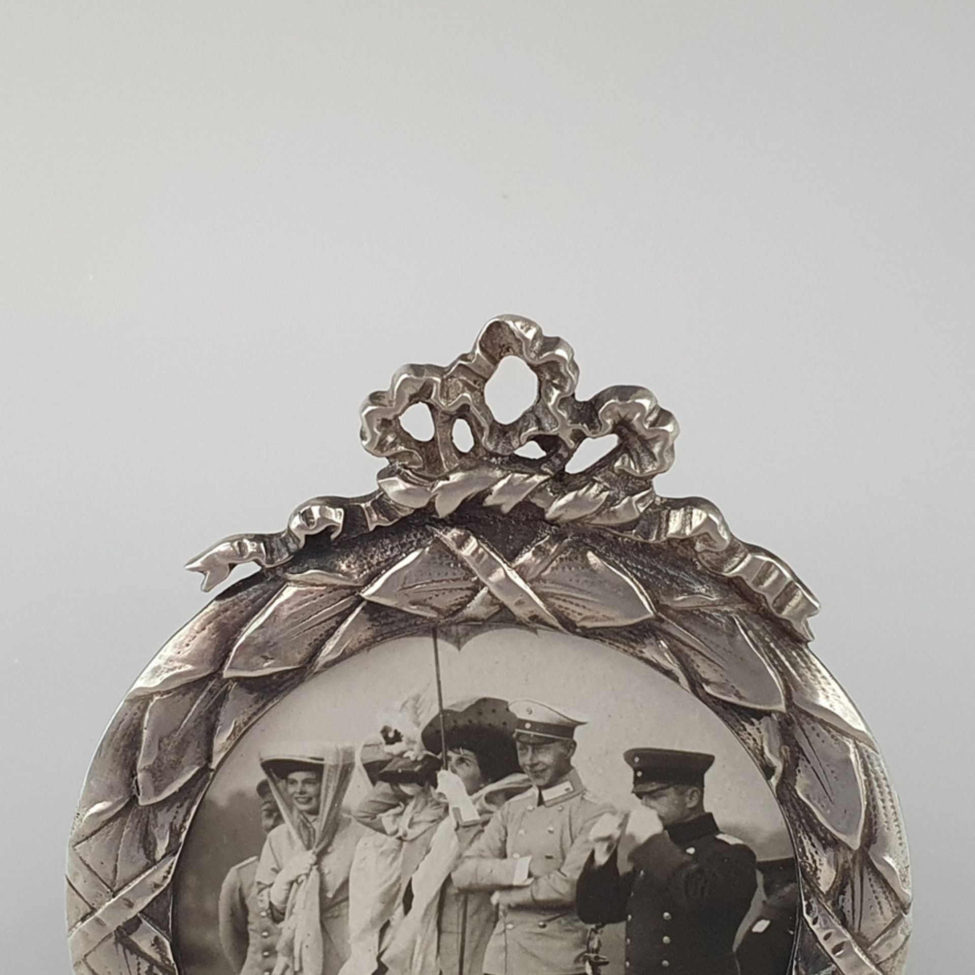 Miniatur-Standrahmen aus Silber - deutsch, nach 1900, Tondo mit Lorbeerfeston als Rahmenleiste, Bek - Bild 2 aus 5