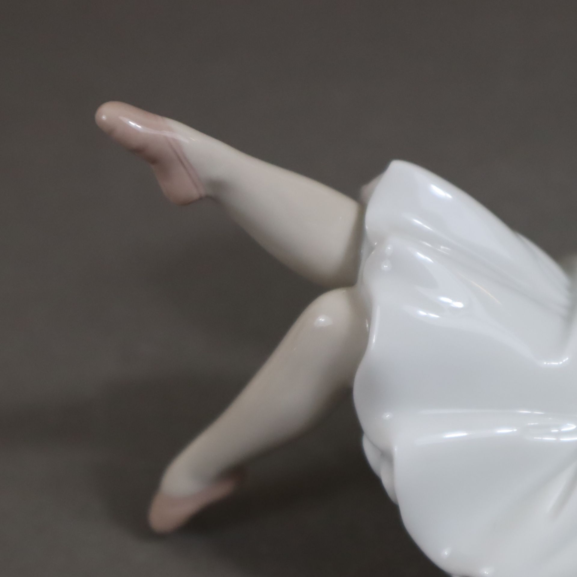 Porzellanfigur "Kleine Ballerina III", Lladro, Spanien, Modellnr. 8127 (Produktion 2010 eingestellt - Bild 6 aus 8