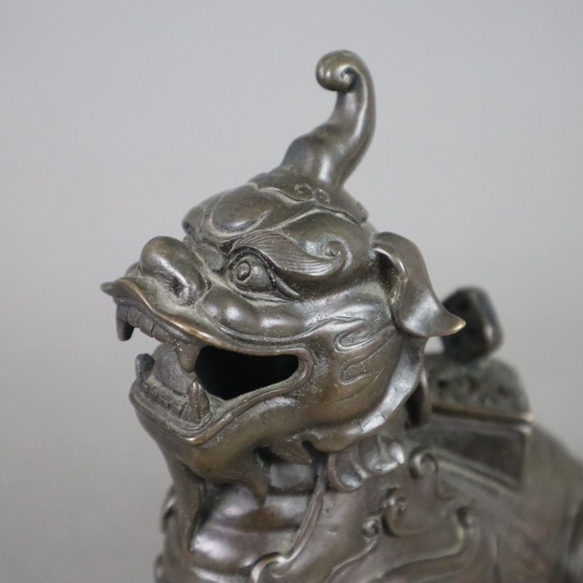 Figürliches Räuchergefäß - China, in Form eines sitzenden Tianlu gestaltetes Gefäß mit Steckdeckel  - Bild 2 aus 11