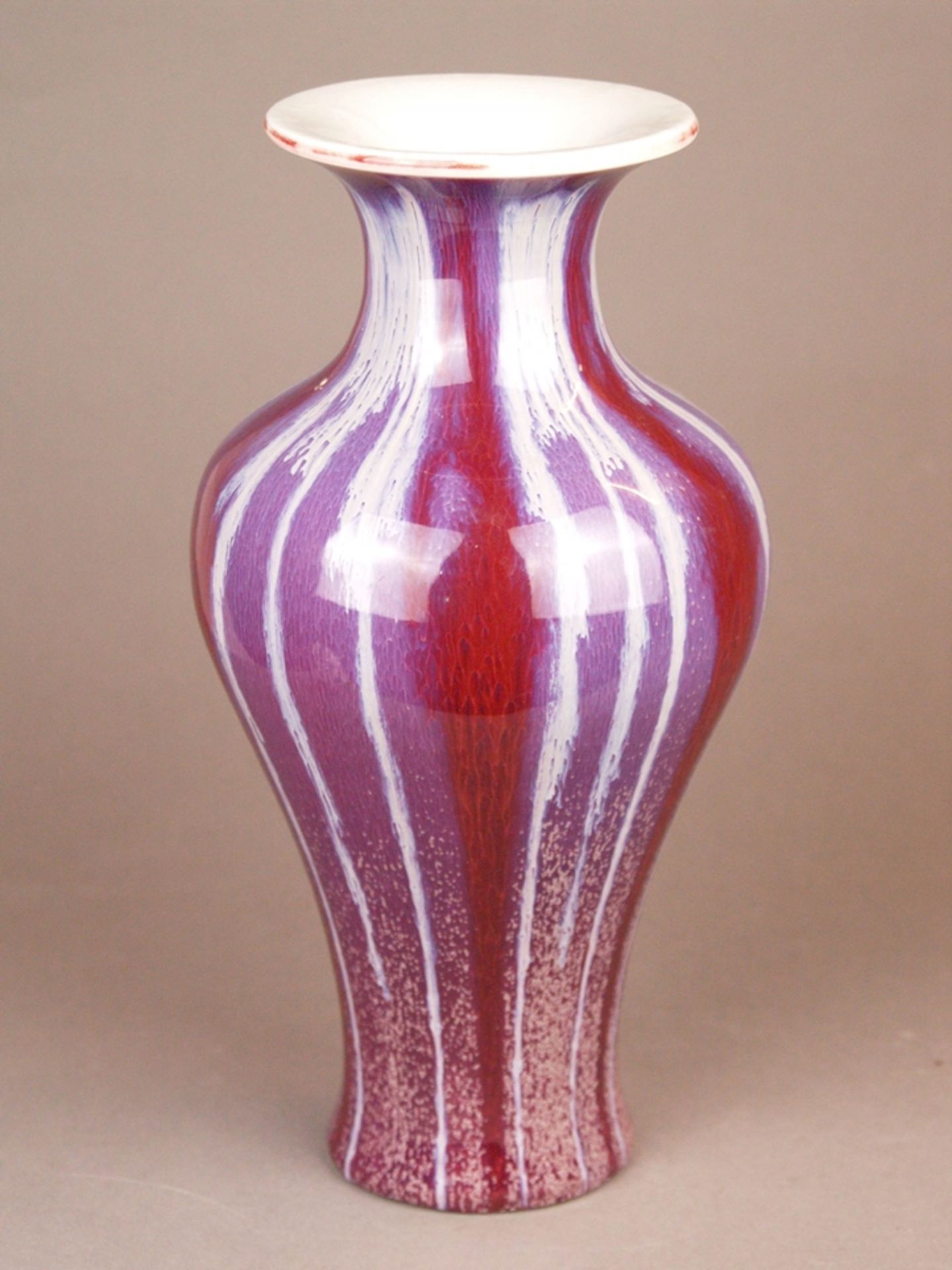 Vase mit Flambé-Glasur - China 20.Jh., gebaucht balusterförmige Vase mit ausgestellter Mündung, bed