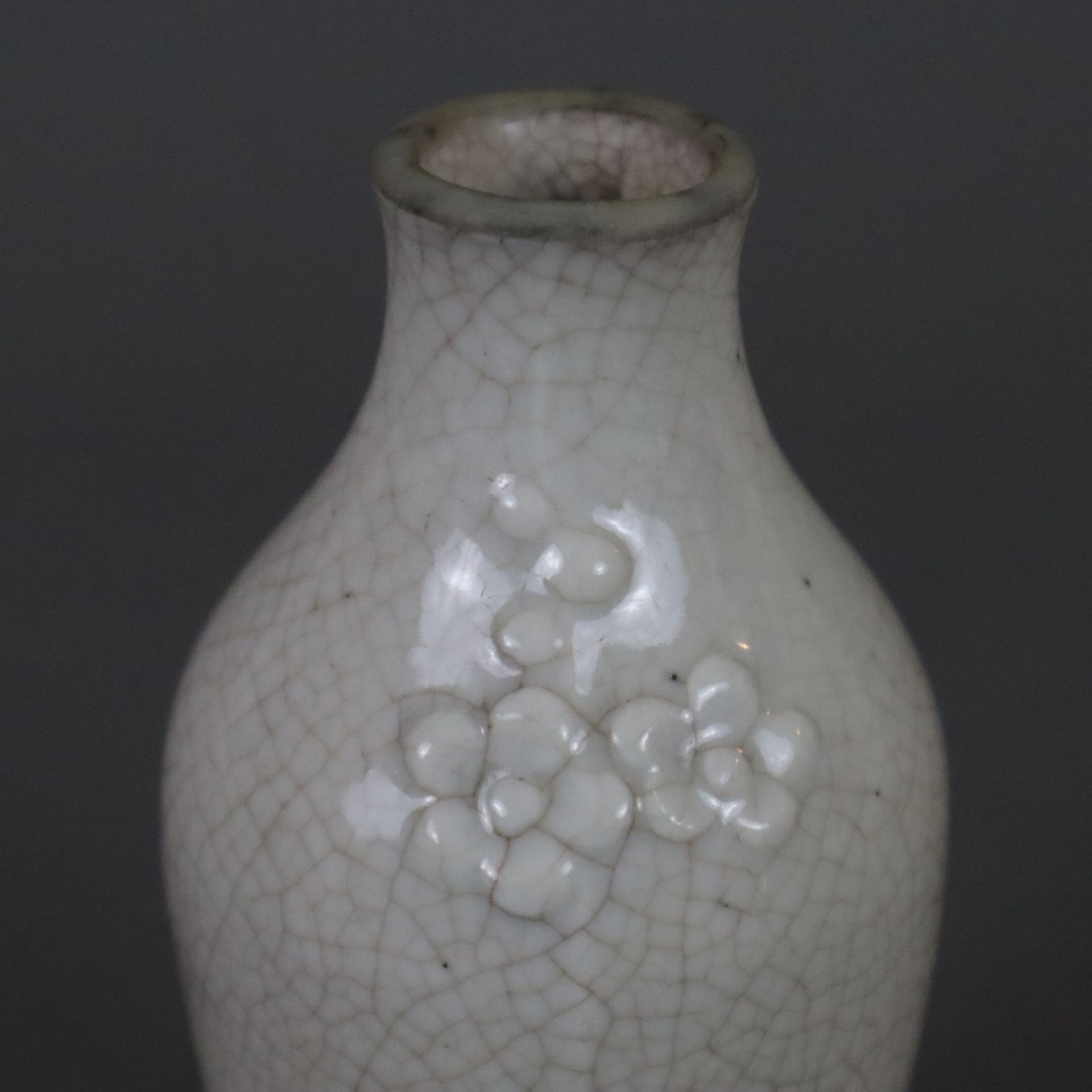 Kleine Flaschenvase und Meiping-Fläschchen - China, helle Craquelé-Glasur im Stil der Ge-Ware, Vase - Bild 6 aus 9