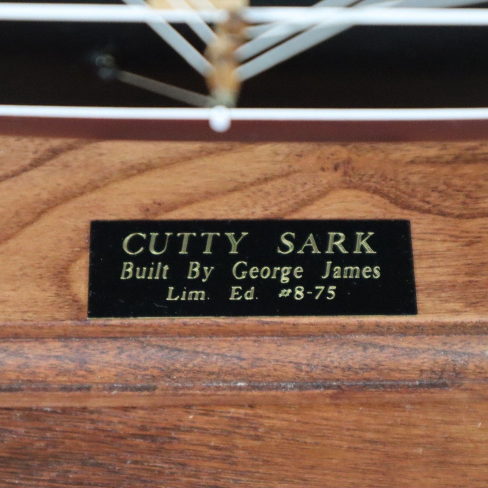 Modellschiff "Cutty Sark" im Schaukasten - maßstabgerechter Nachbau des englischen Tee- und Wollkli - Bild 12 aus 13