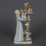 Figur "Madonna mit Kind am Taubenhaus" - Goebel, Entwurf von Charlot Byi, Keramik, polychrom bemalt