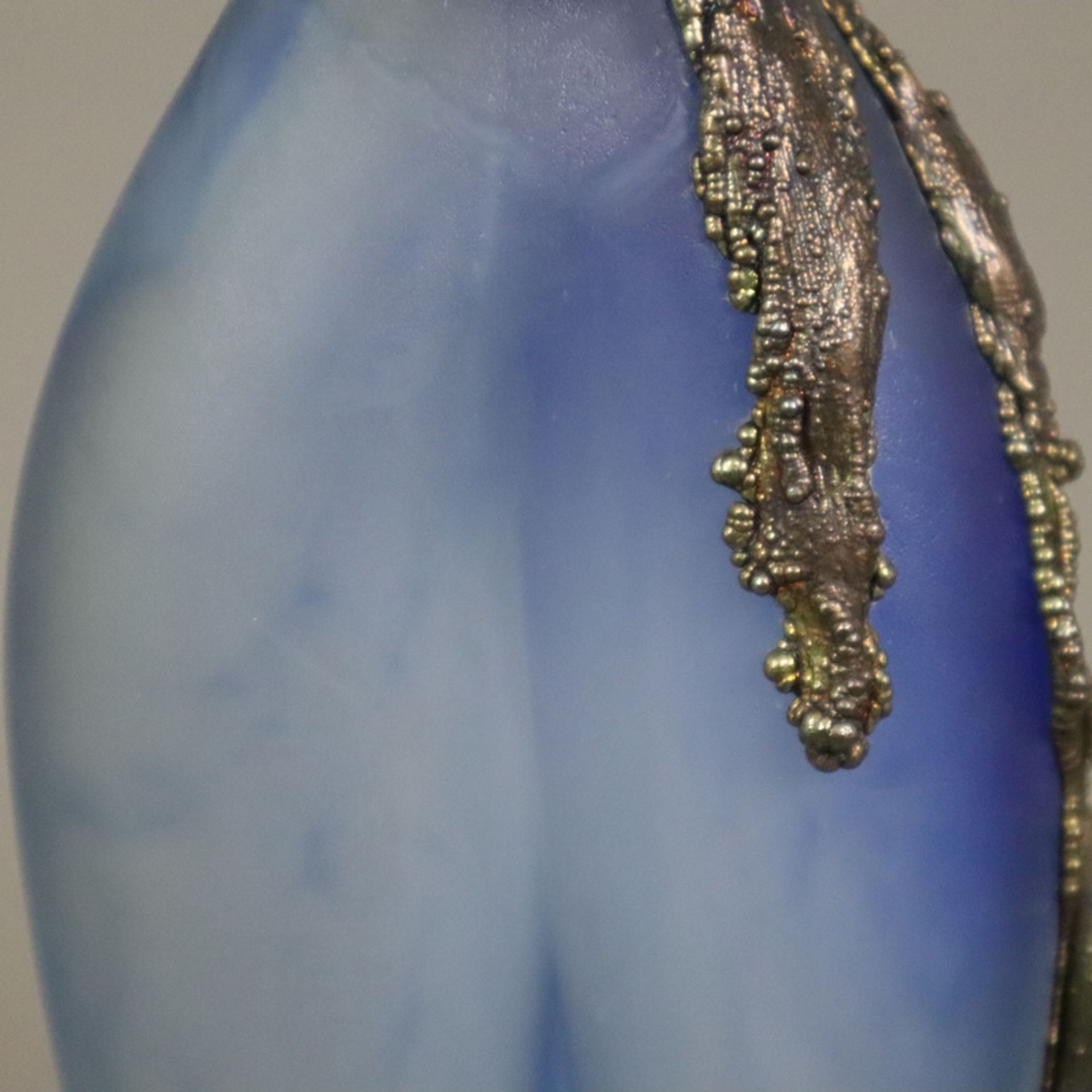 Glasvase in Frauentorso-Form - Filip Ravert, Rumänien, 20. Jh., Klarglas mit blauen Pulvereinschmel - Bild 4 aus 9