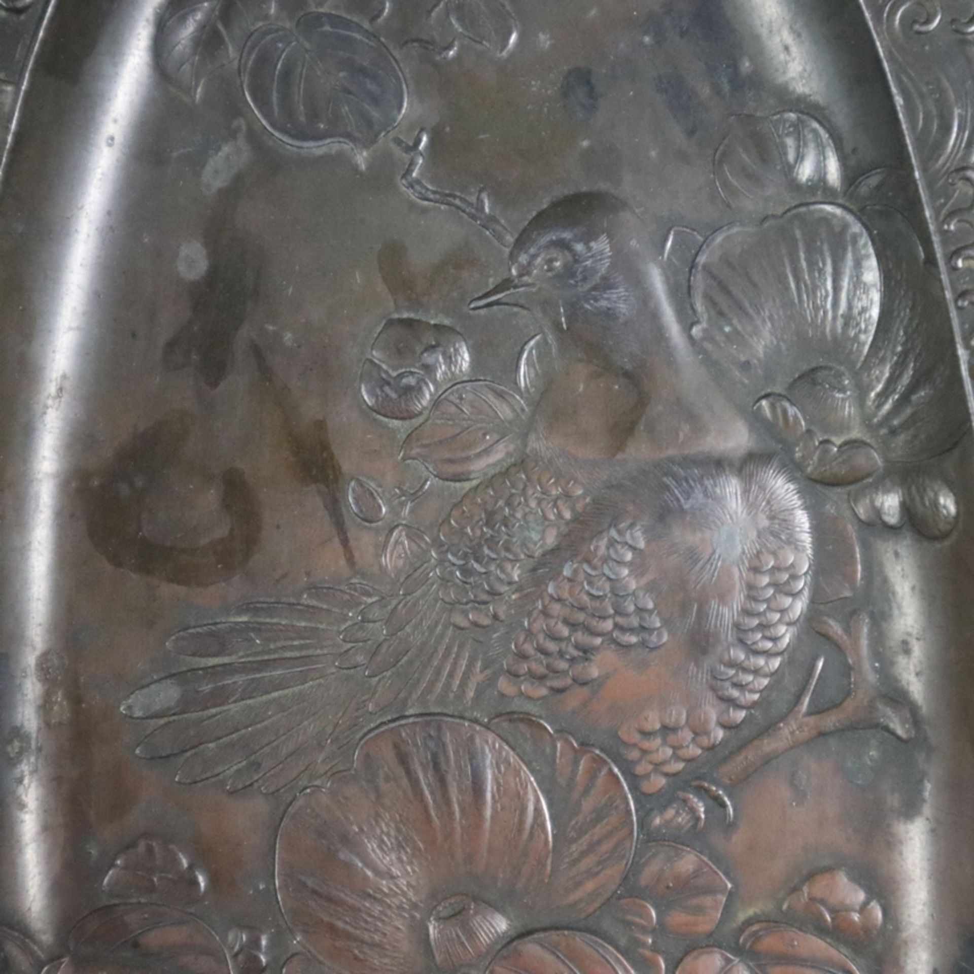 Zwei Pinselablagen - Japan, Metall, bronziert, längliche Form mit Reliefdekor: Vogelmotive auf blüh - Bild 5 aus 8