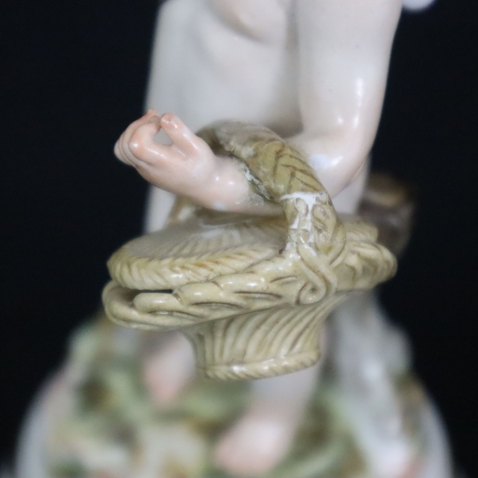 Porzellanfigur "Amor bekommt einen Korb und kratzt sich enttäuscht hinterm Ohr" - Meissen, um 1900, - Bild 4 aus 10