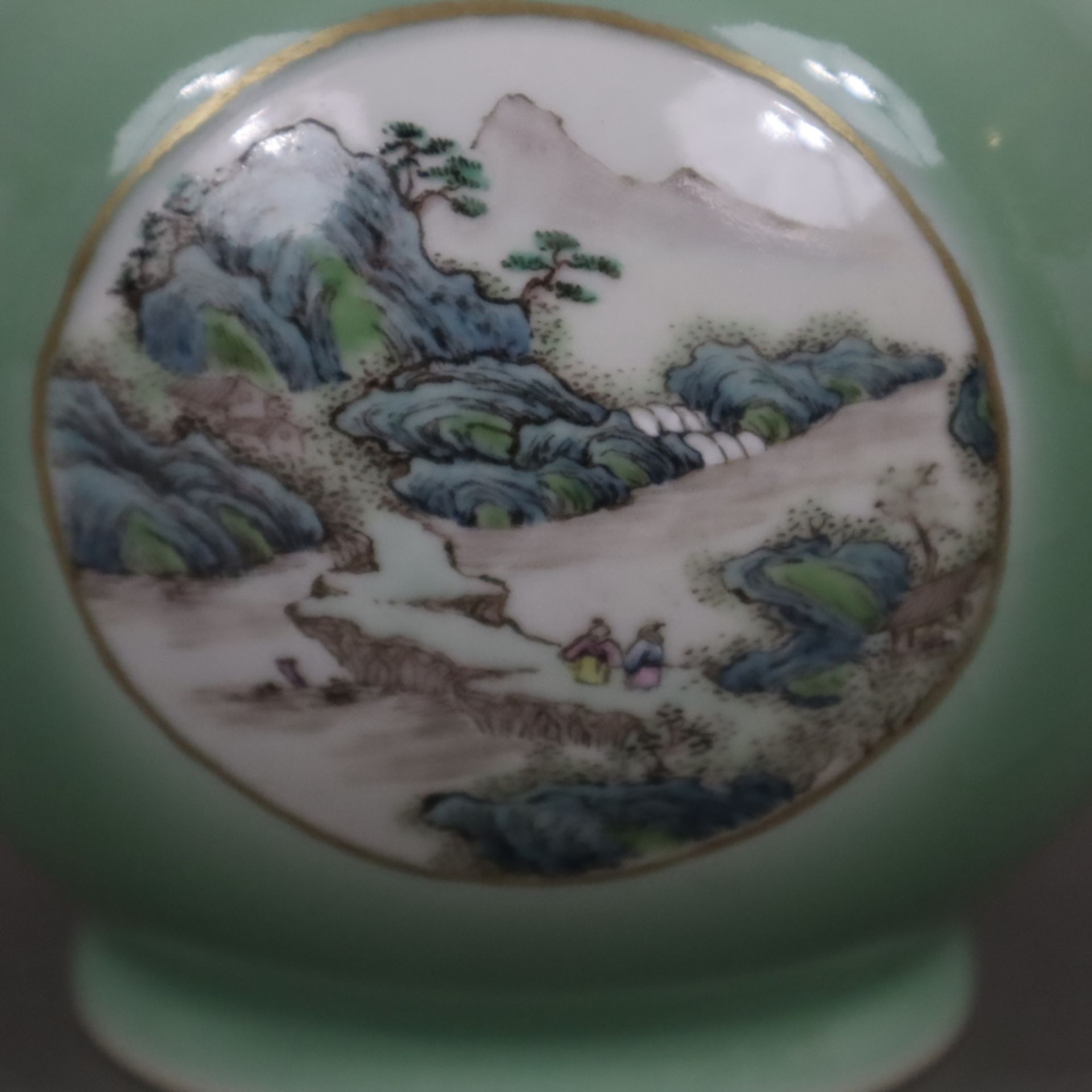 Seladon-Vase - Porzellan mit polychromer Emailbemalung, China, gebauchte Vase mit eingeschnürtem Ha - Bild 4 aus 9