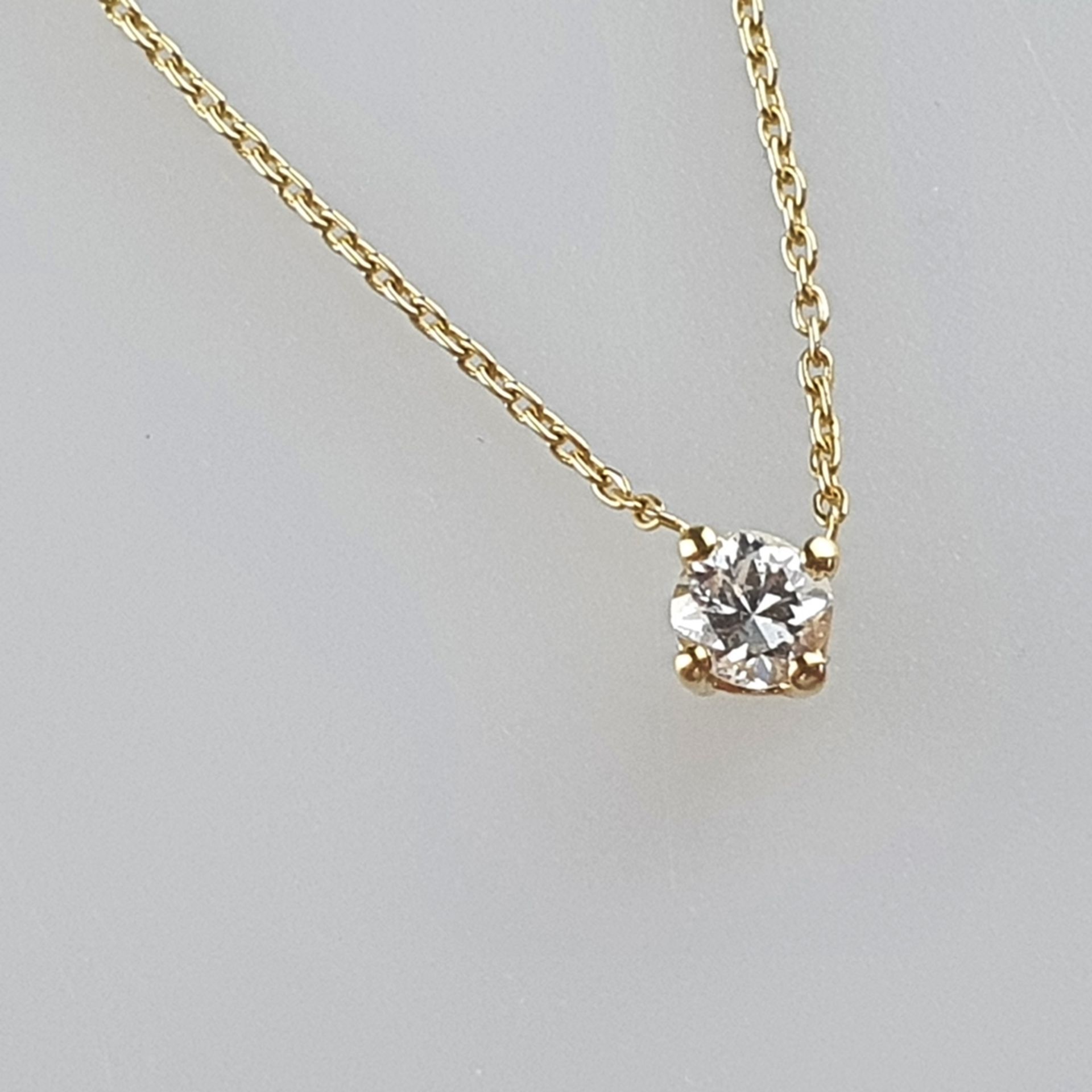 Diamantanhänger mit zarter Kette - Gelbgold 750/000, gestempelt, Anhänger besetzt mit 1 Diamanten v