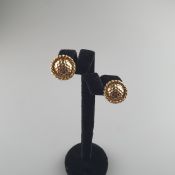 Ein Paar Vintage-Ohrclips - Henkel & Grosse (Pforzheim), Metall vergoldet, Knopfform mit Flechtrand