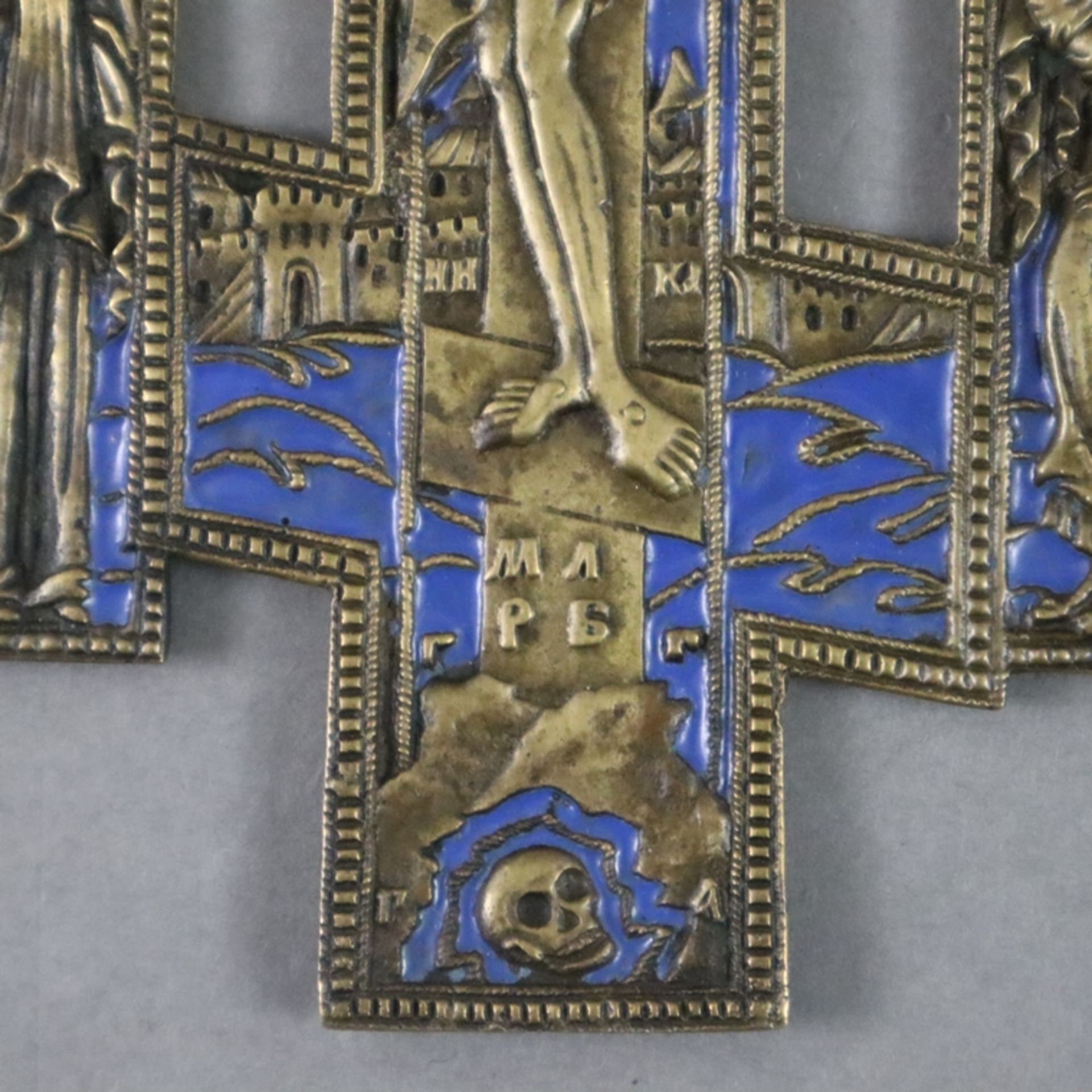 Erweitertes Segenskreuz - Russland, 19. Jh./um 1900, Bronzelegierung, teils blau emailliert, relief - Bild 6 aus 7