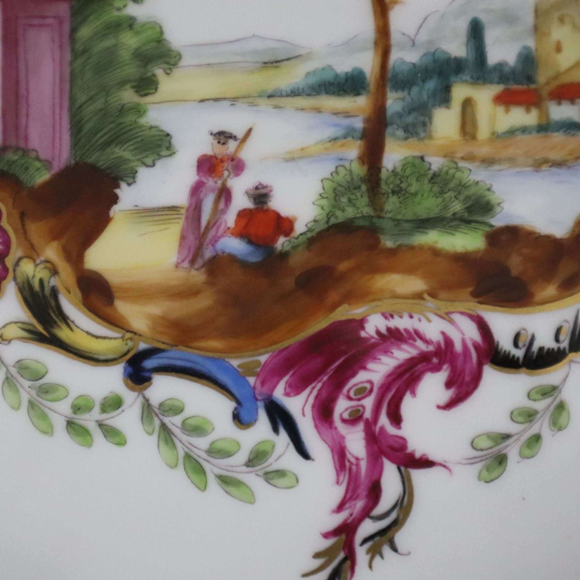 Rundplatte - Meissen, 20. Jh., Porzellan, polychrome Hausmalerei: Flusslandschaft mit Figurenstaffa - Bild 3 aus 7