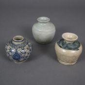 Drei kleine Miniaturgefäße - China, Ming-Dynastie oder früher, gebauchte Schultertöpfchen, glasiert