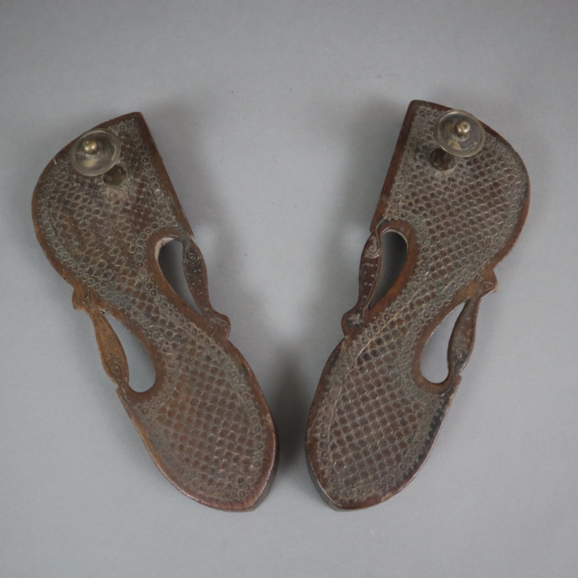 Drei Paar Pflocksandalen sog. „Paduka“ - Indien 19./20.Jh, Sohle, angearbeitete Stelzen unter Spitz - Bild 2 aus 8